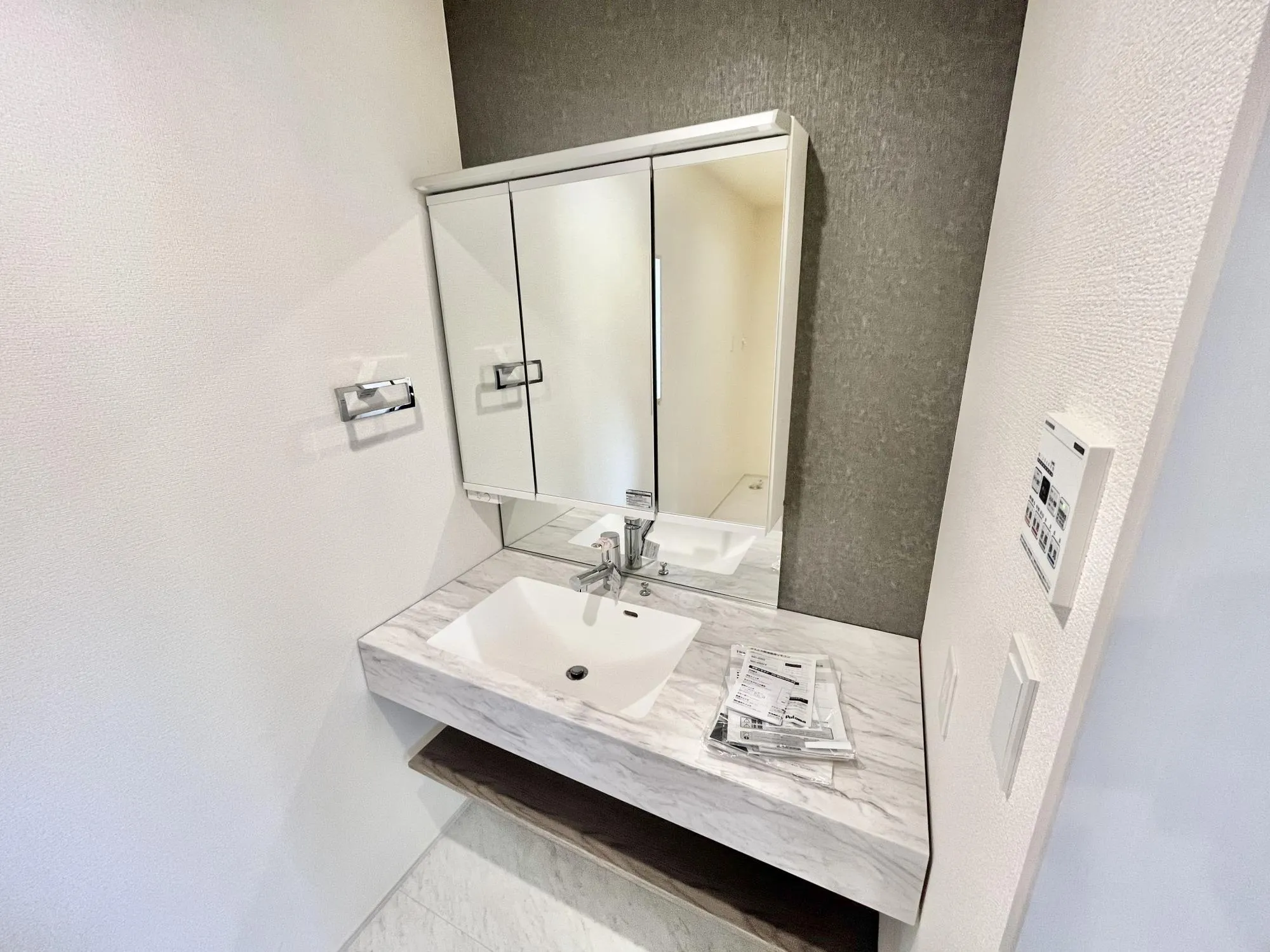 清潔感を保ちやすいフルフラットカウンターの洗面化粧台。洗練されたデザインで、サニタリー空間がワンランク上に。【①号棟】