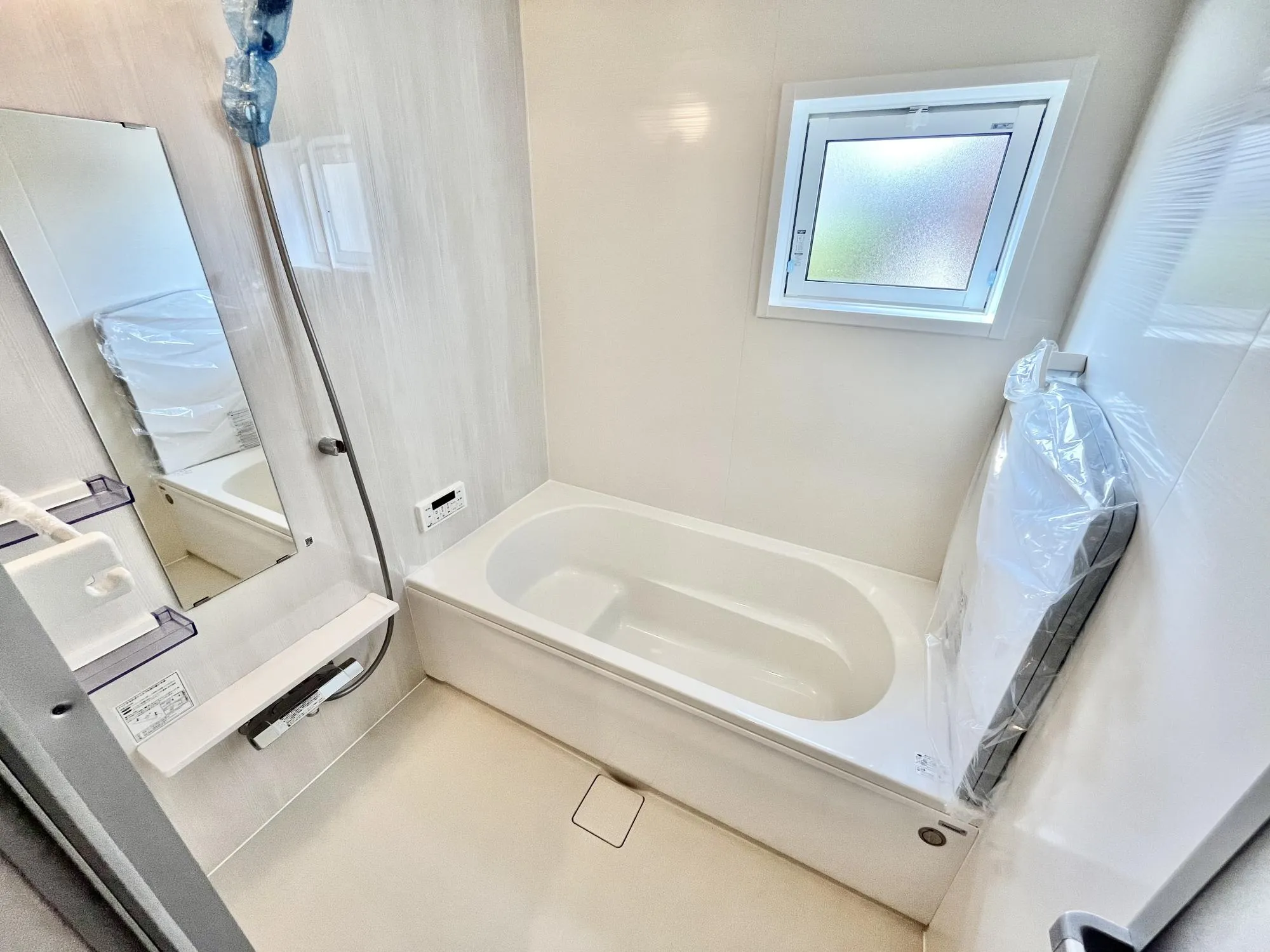 1日の疲れを癒すバスルーム。親子入浴も余裕ある広さ、ステップ付きで半身浴もできます【①号棟】