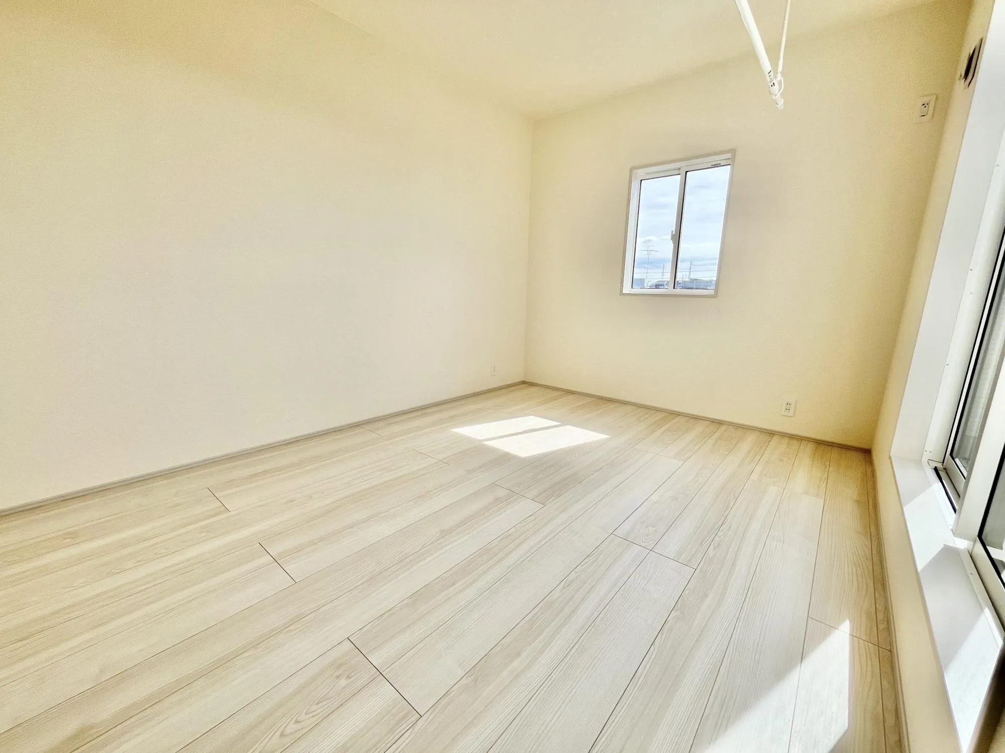 吊下げ式室内物干し標準装備。バルコニーとWICにも繋がっているので、干す→しまう、がスマートに。【①号棟】