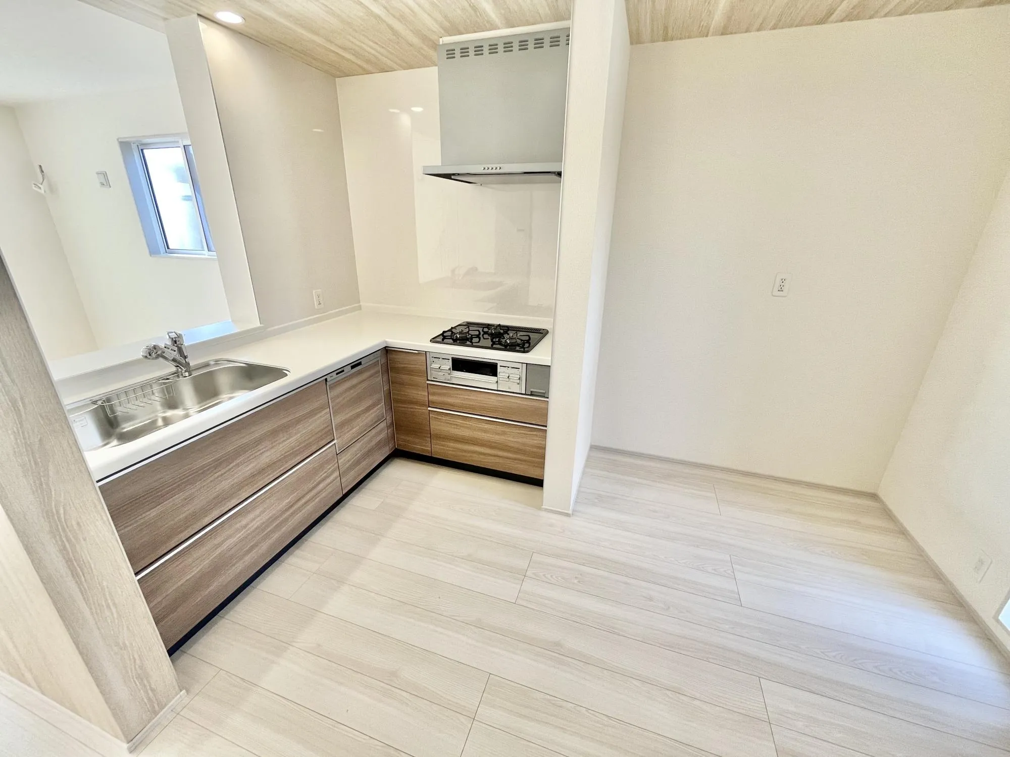 L字型だから、広々とした作業スペースと収納力を両立。調理も片付けも快適!【①号棟】