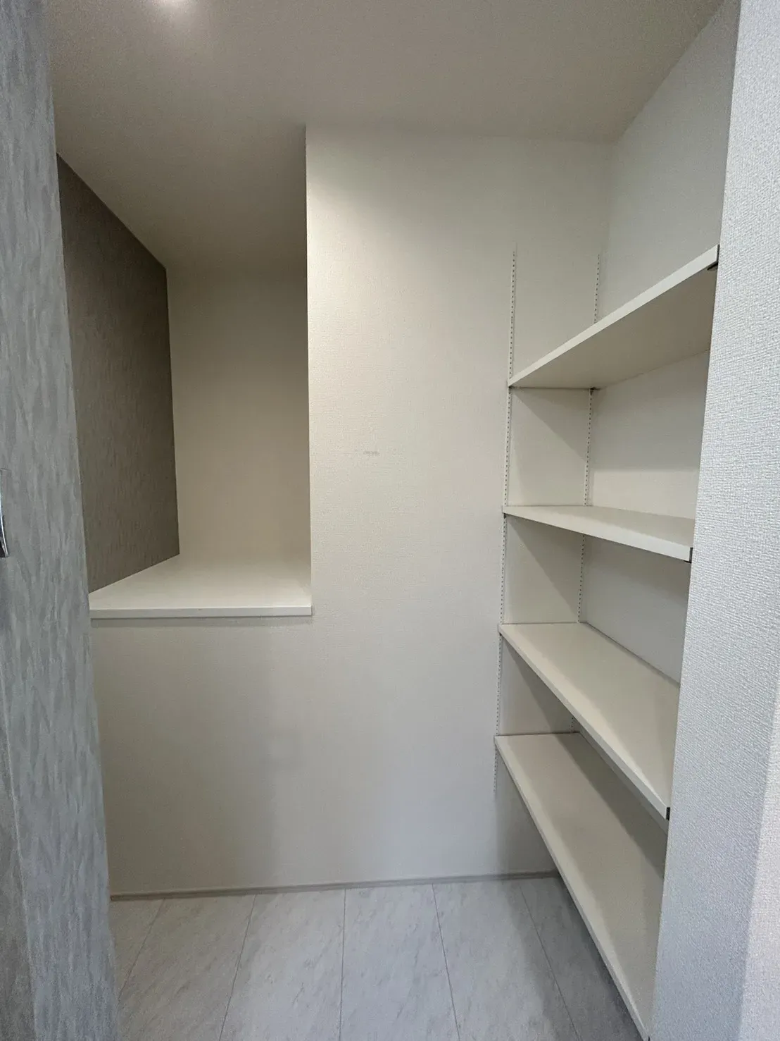 【洗面所収納】
洗面スペースには奥行きのある収納スペースがあり、タオルや洗剤など収納できます!