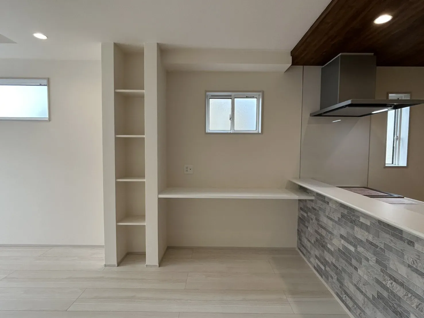 【LDK】
キッチン横にはカウンターと固定棚の設置がありリビングを彩るスペースやワークスペースとしても便利です!