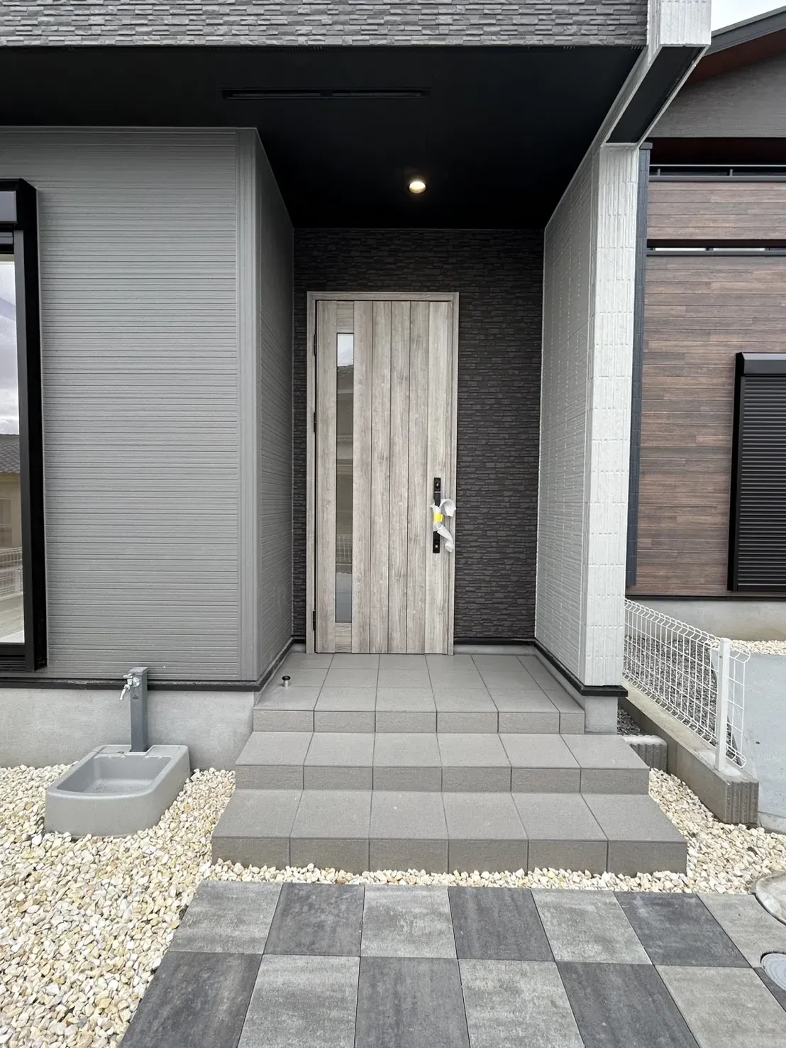 【玄関ポーチ】