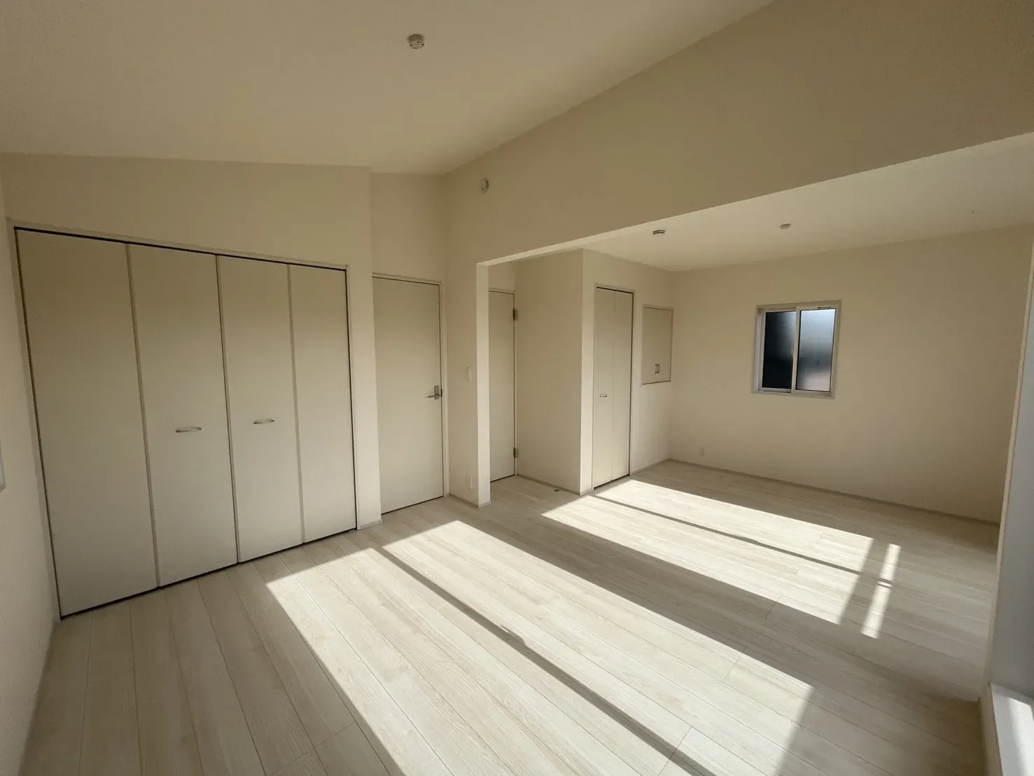 【洋室5.76帖+5.25帖】