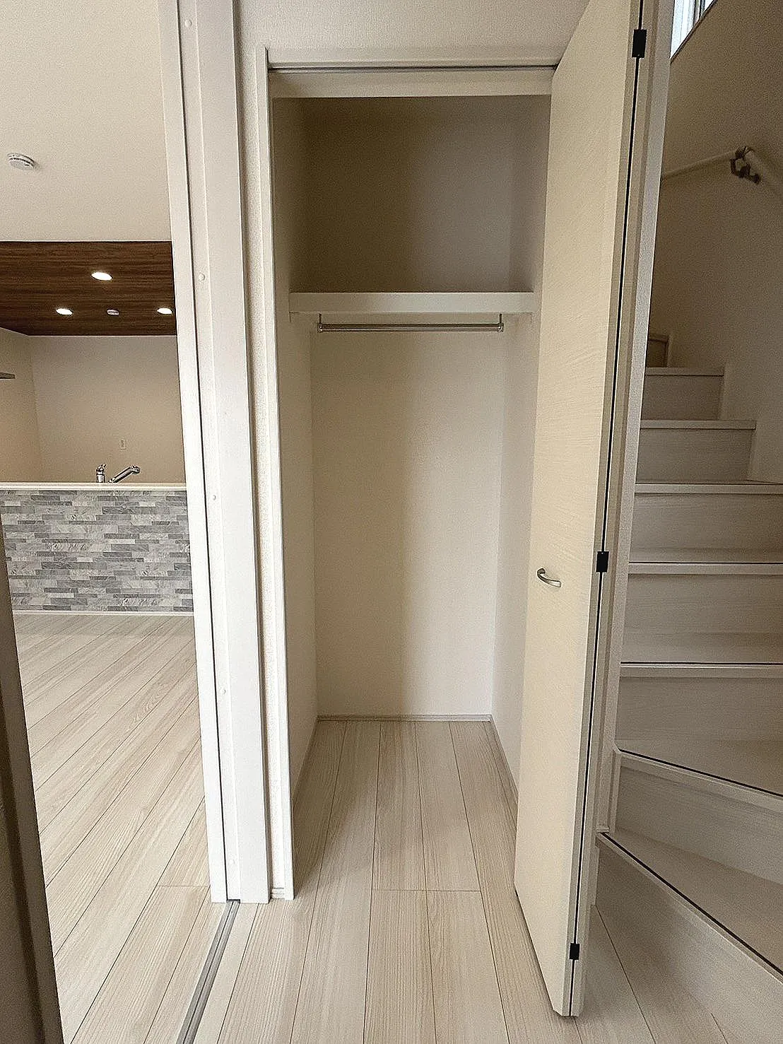 【玄関収納】ハンガーパイプ付きで外出準備がスムーズに!