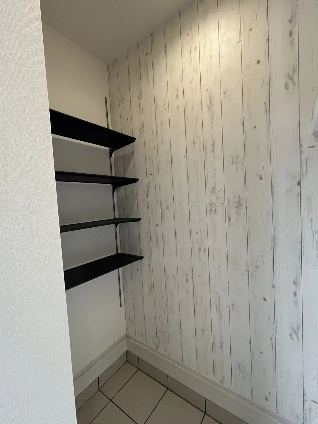 【土間収納】可動棚とハンガーパイプ付きです!