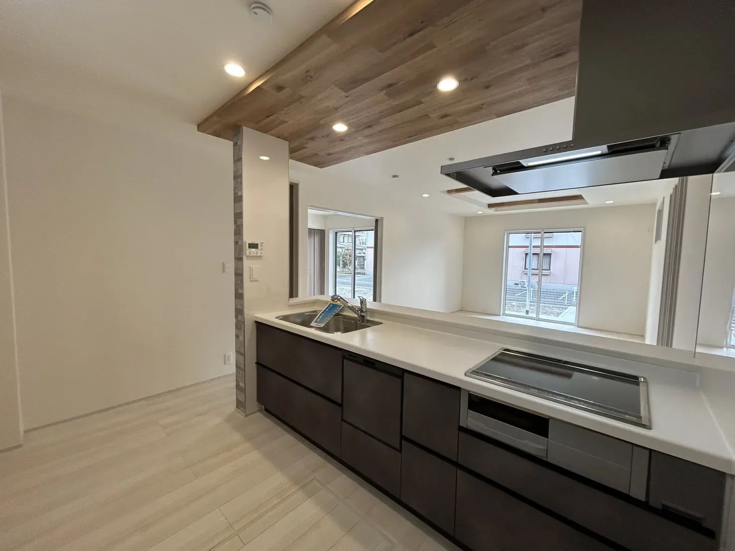 【キッチン】
対面式キッチンで家族と会話しながら料理できます。