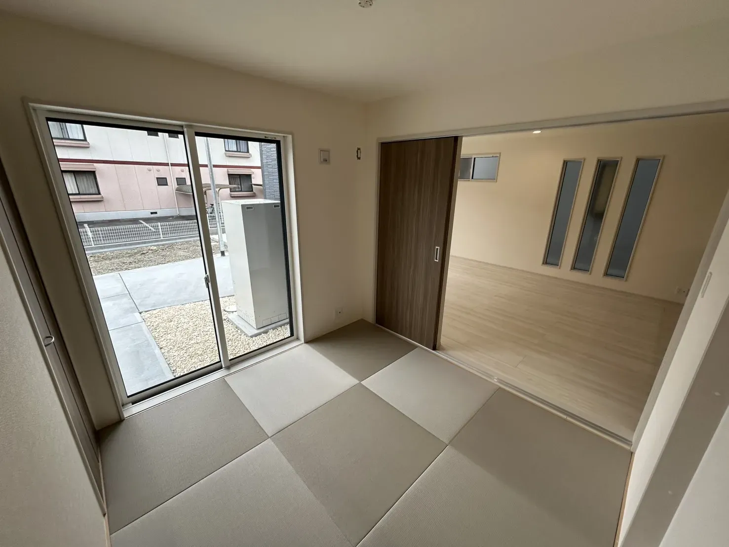 【和室4.5帖】
リビングに続く和室はお子さんの遊び場や客間として利用できます