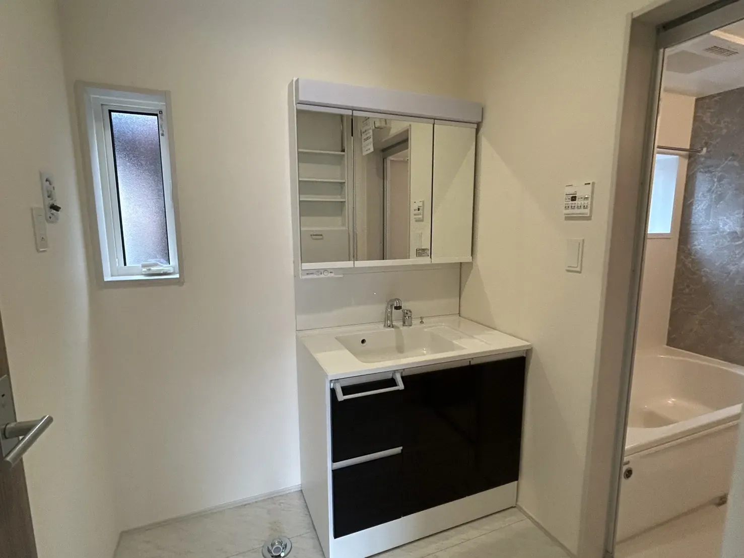 【洗面所】
三面鏡を開けると収納スペースがある独立洗面台です!