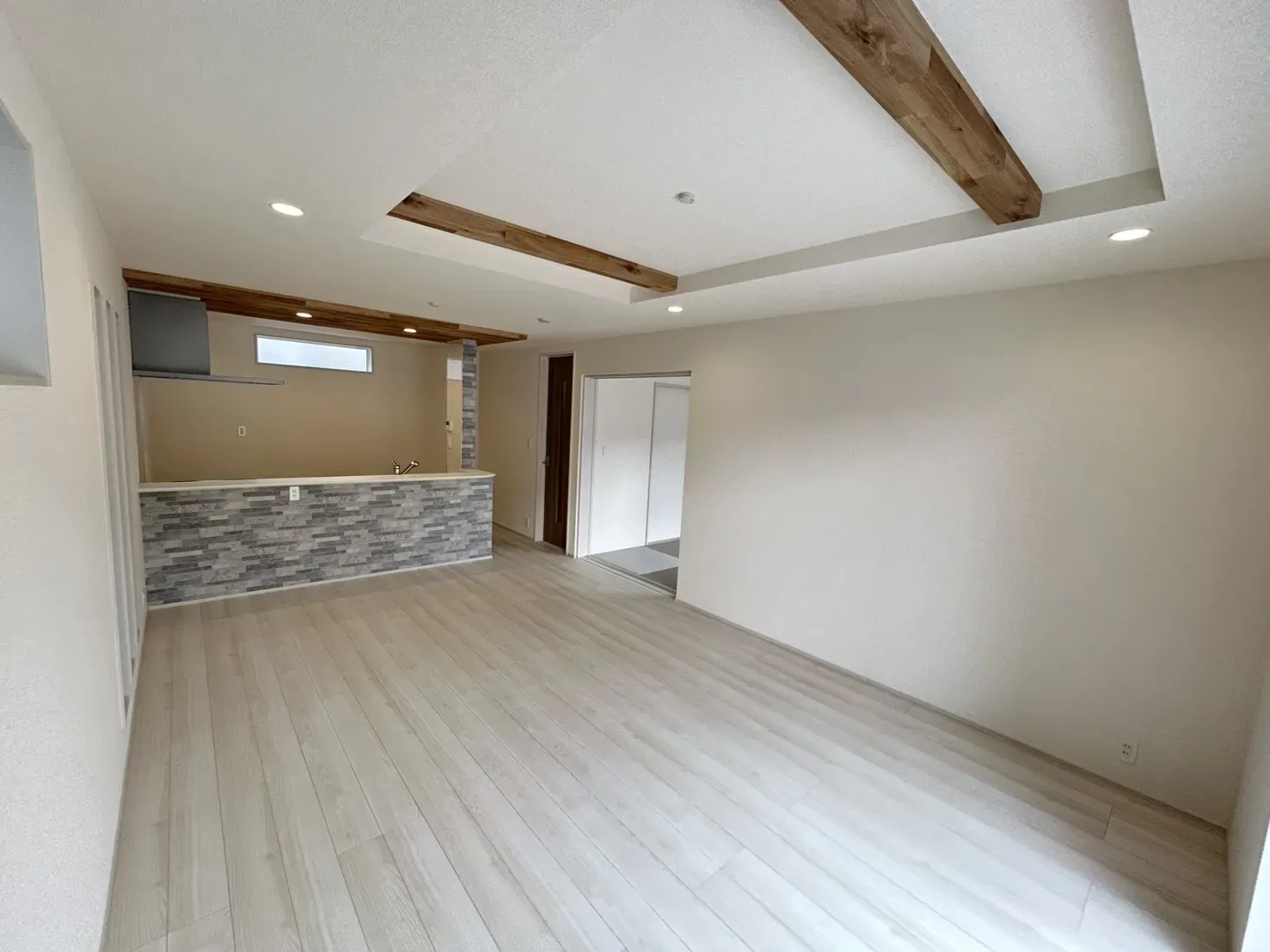 【LDK17.0帖】
折上天井の開放感ある空間です!