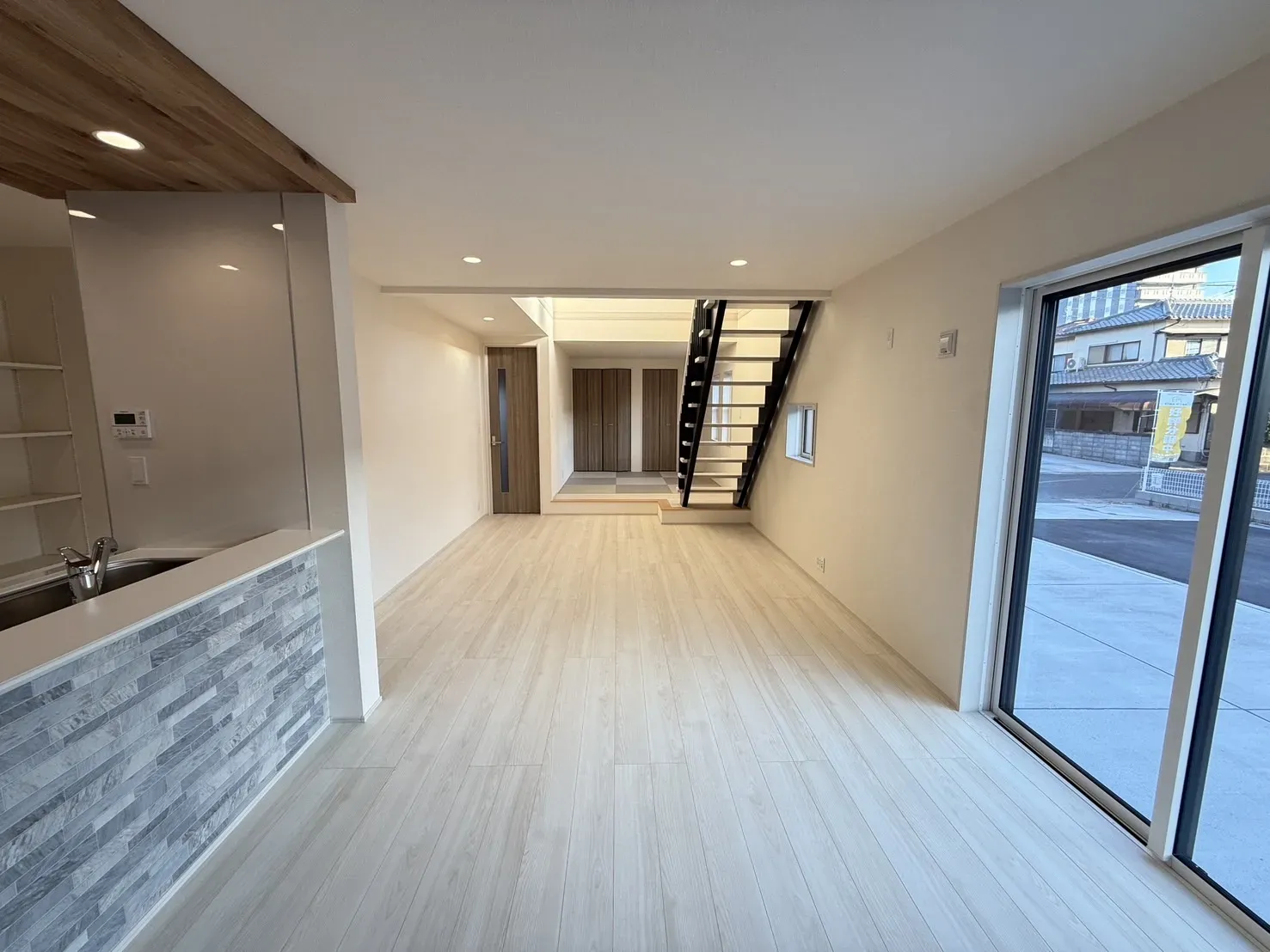 【LDK20.35帖】日当たりもよく明るいリビングとなっています!