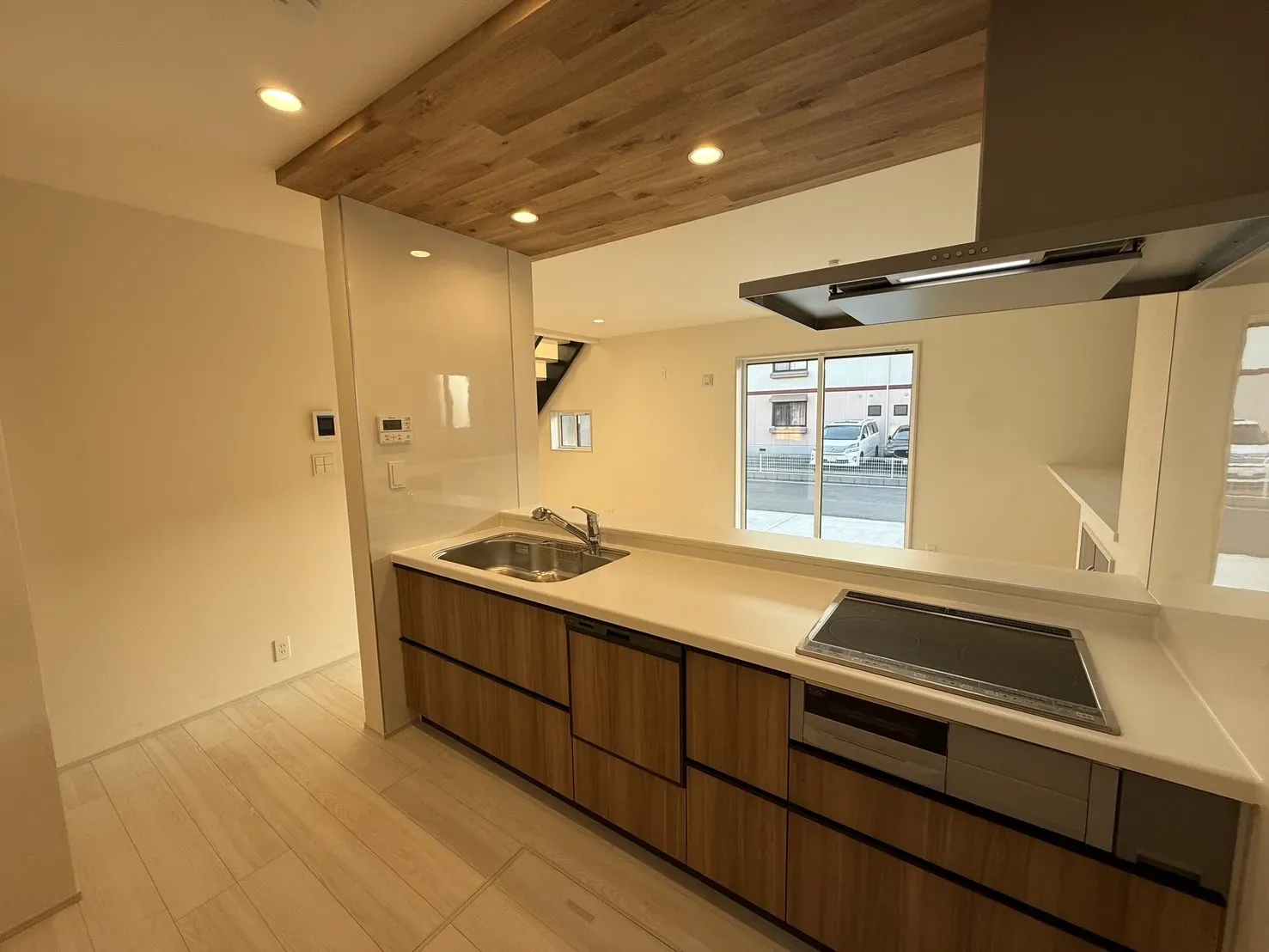 【キッチン】料理中もリビングの様子を見ることができるフルオープンキッチン!