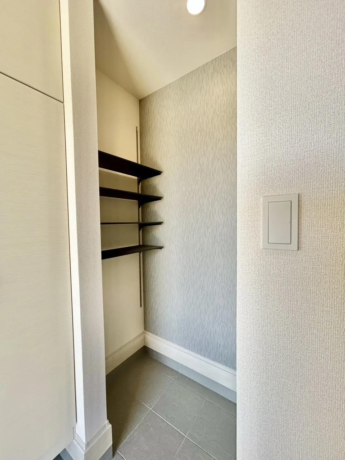 【土間収納】高さ調整が行える可動棚と、ハンガーパイプ付き!