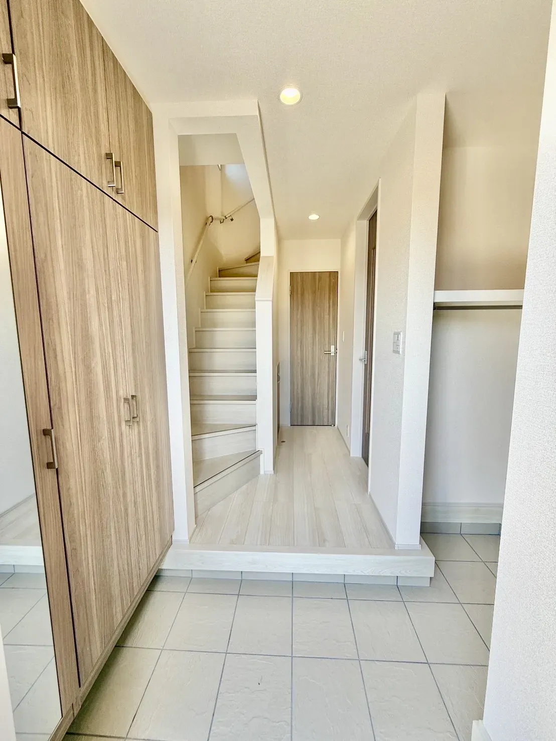 【玄関】シューズボックスに加え、土間収納付き!