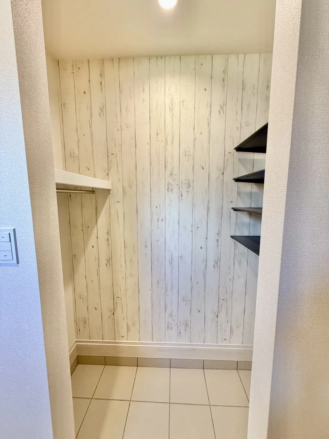 【玄関】高さ調整が行える可動棚と、ハンガーパイプ付き!