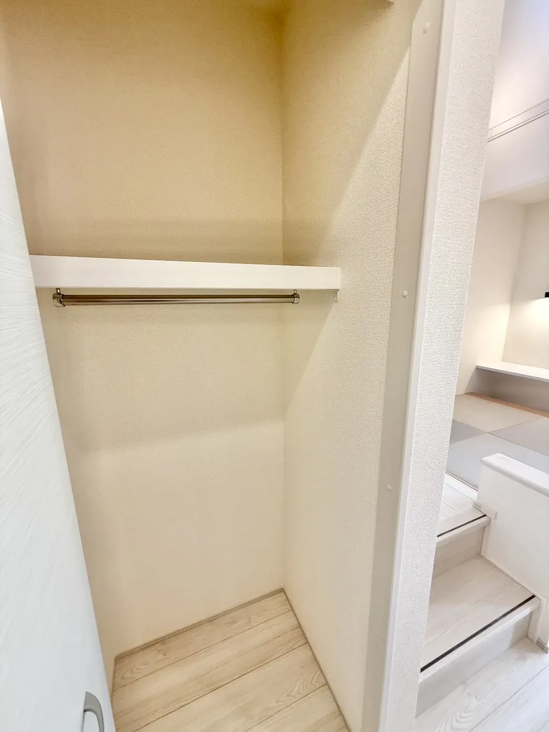 【リビング収納】ハンガーパイプ付きで外出準備を快適に行うことができます!