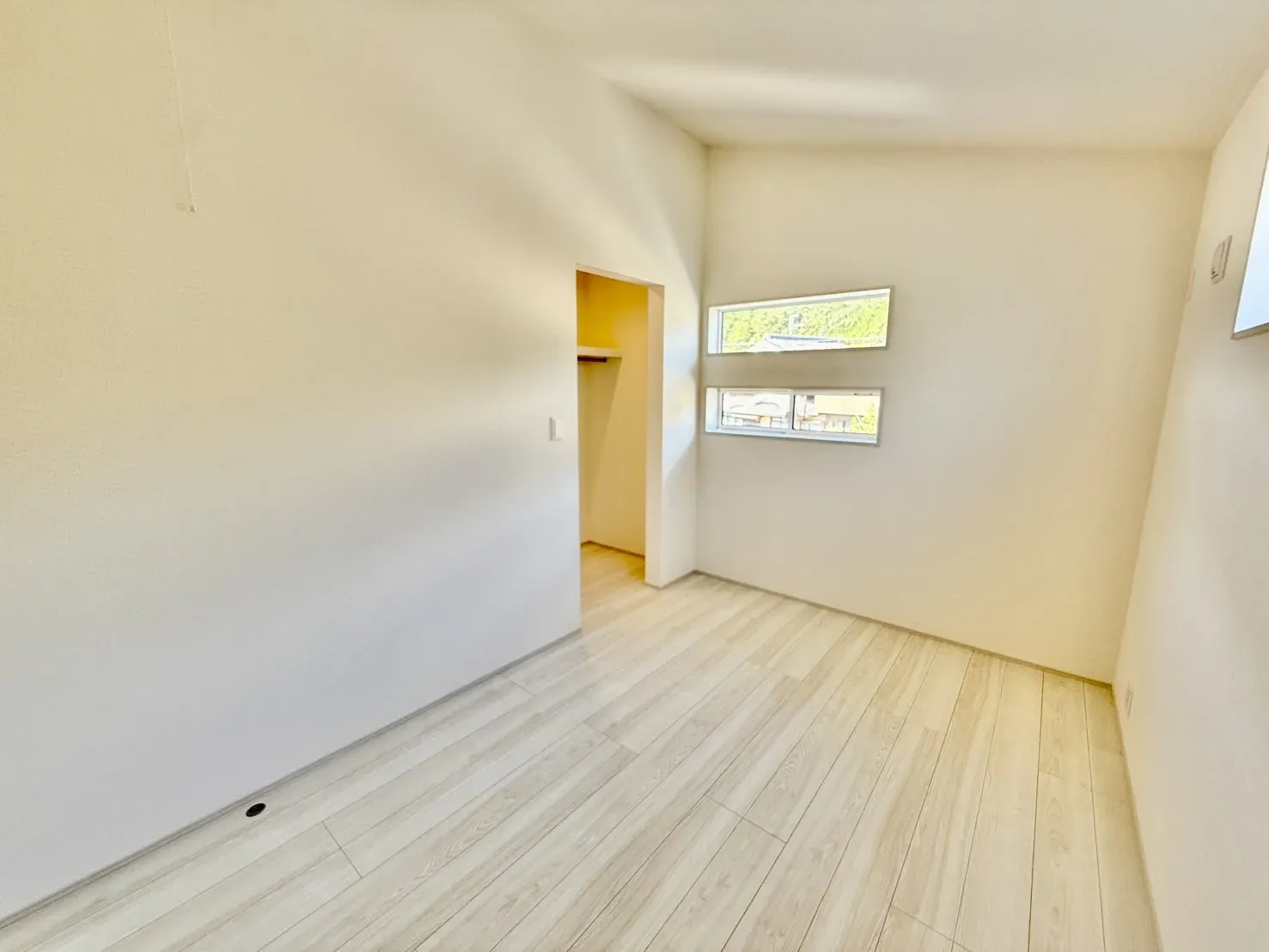 【洋室5.5帖】ウォークインクローゼット付きで、小物から衣類までたっぷり収納を行うことができます!