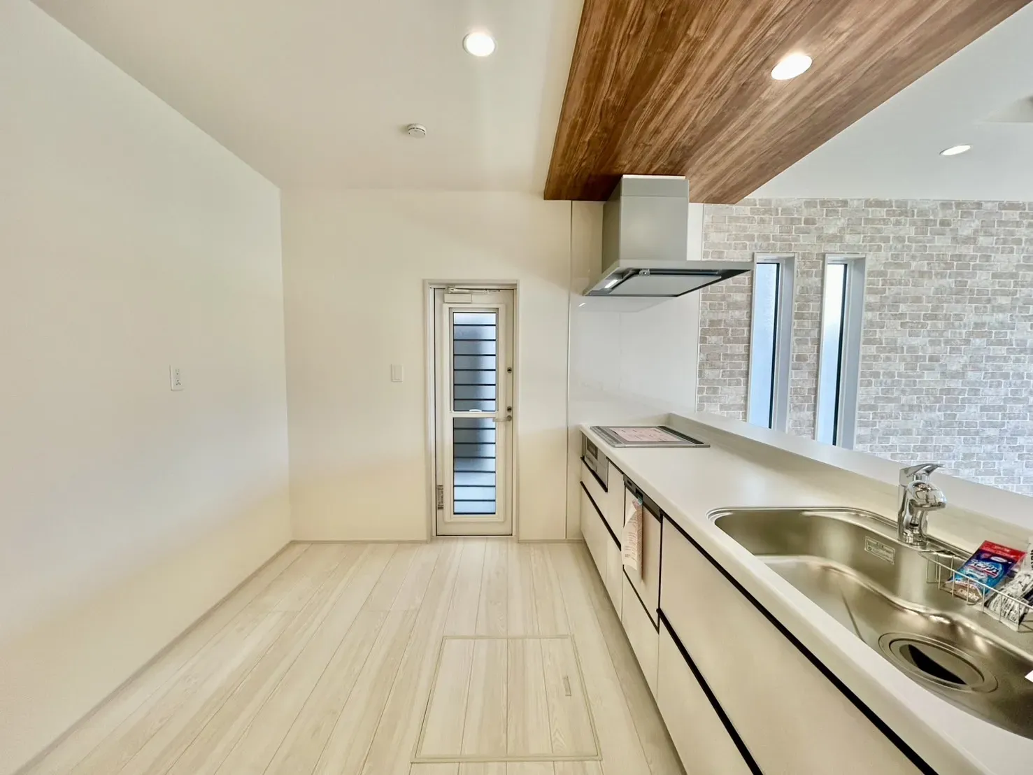 【キッチン】勝手口付きで風通しが良いため、料理中のにおいがこもる心配がございません。