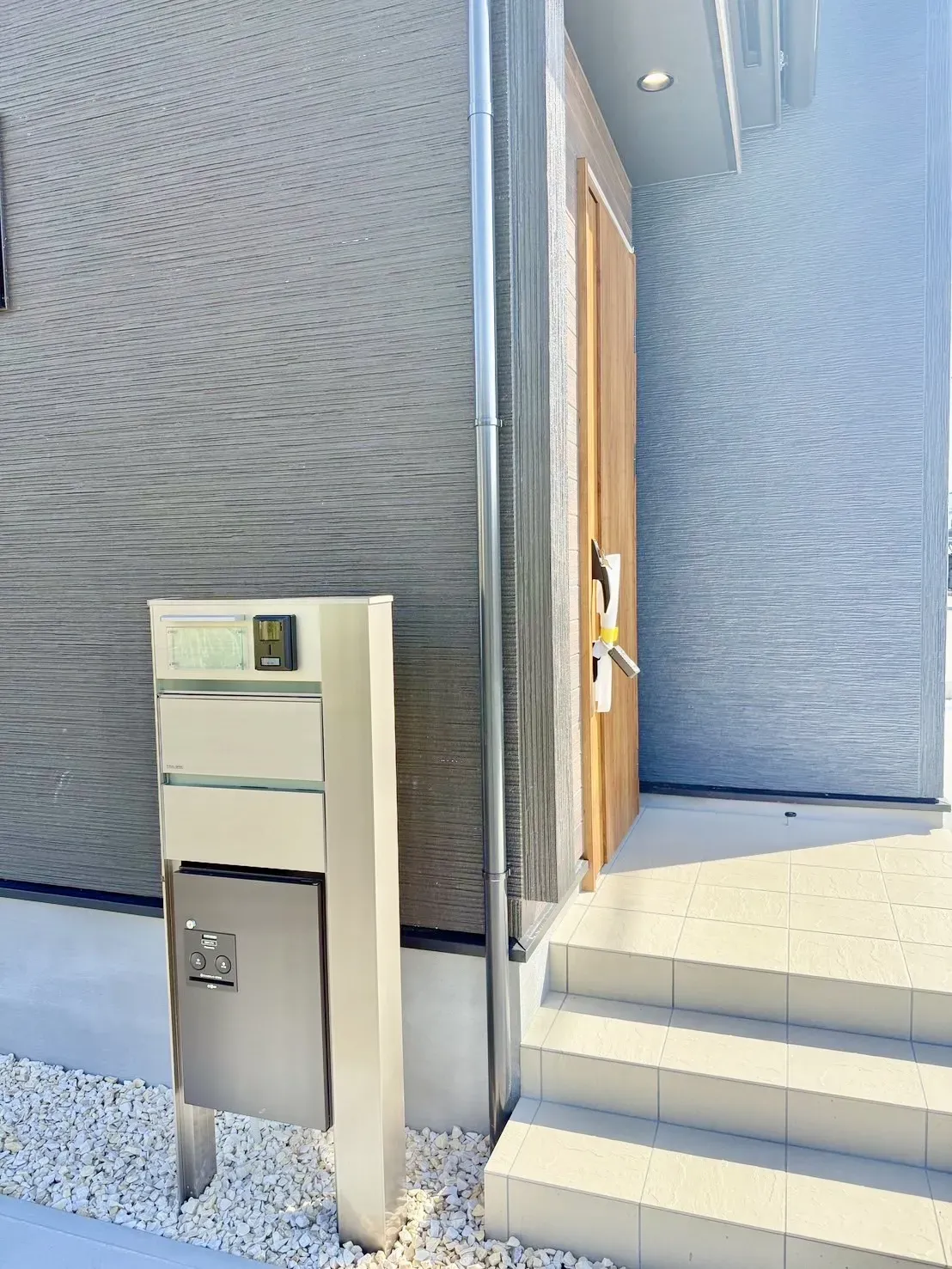 【現地外観】宅配ボックス付きモニターインターホン!