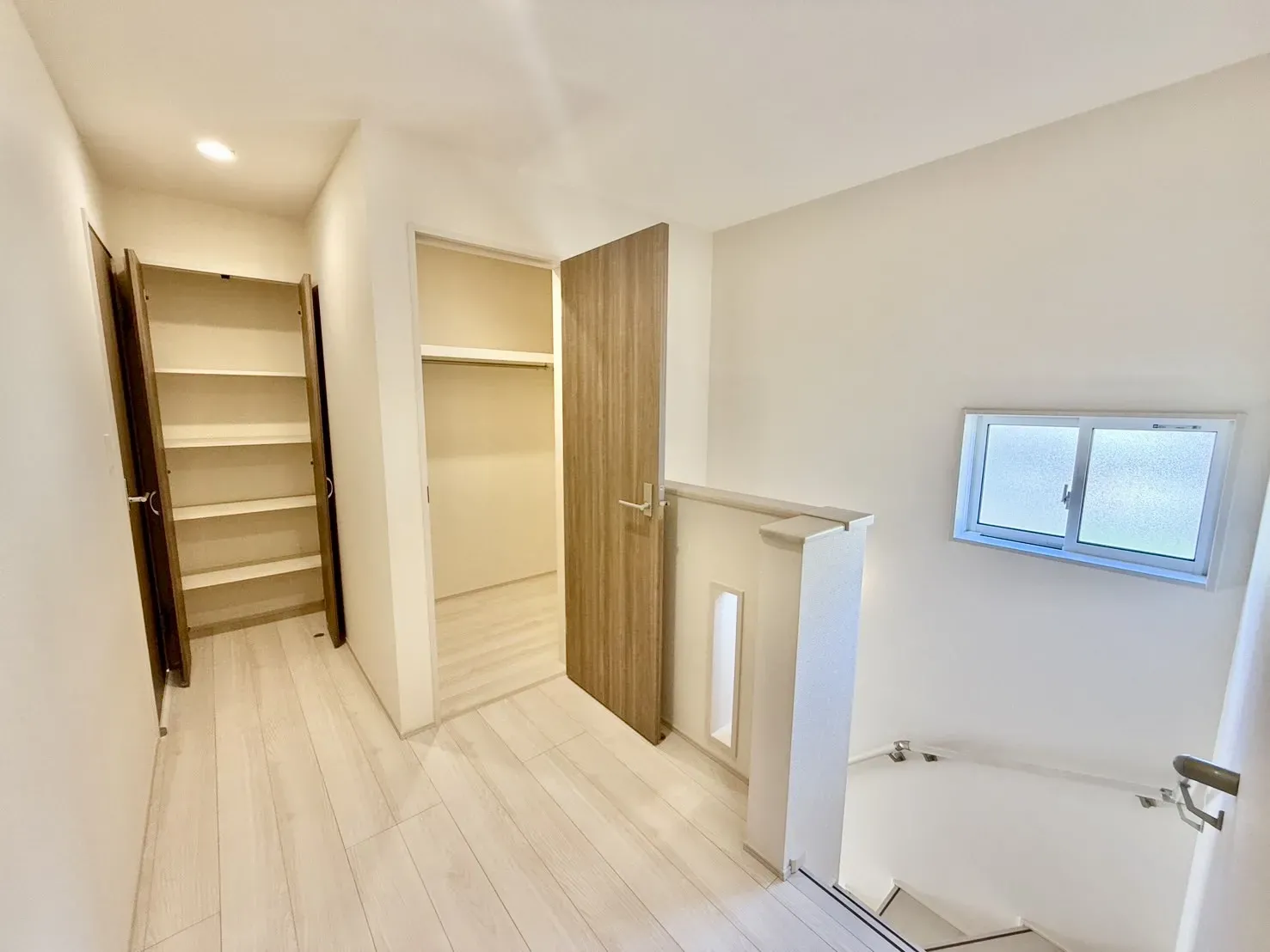 【2階廊下収納】ファミリークロークと4段可動棚付きです!