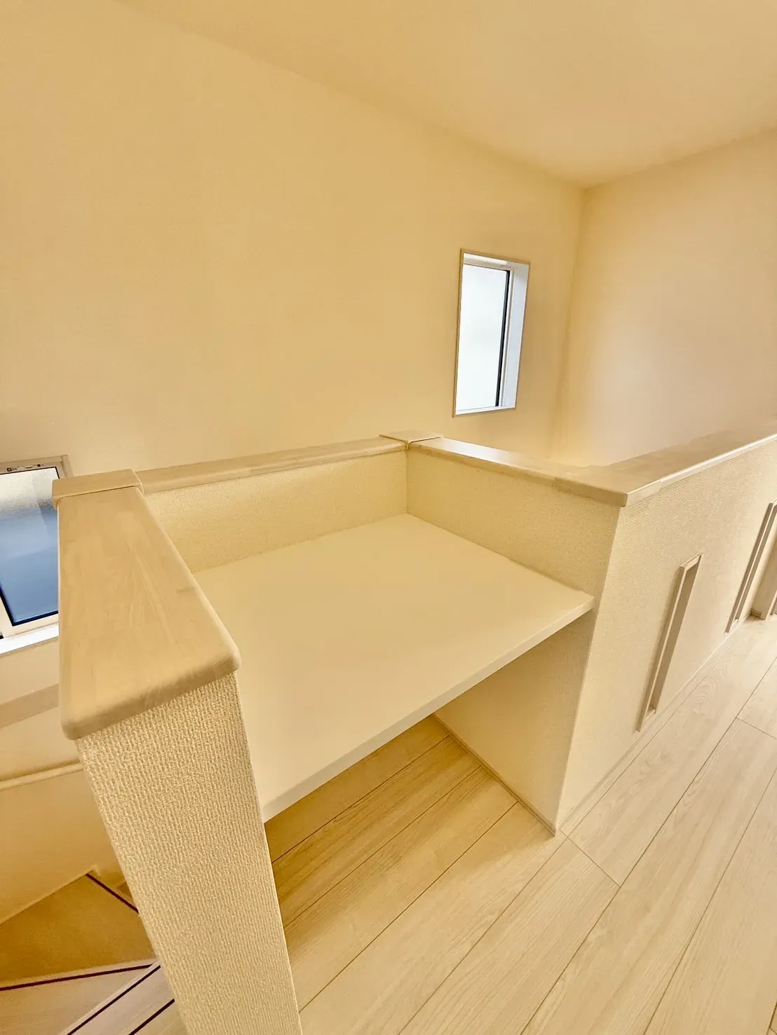 【2階廊下カウンター】飾り棚や収納スペースに役立ちます!