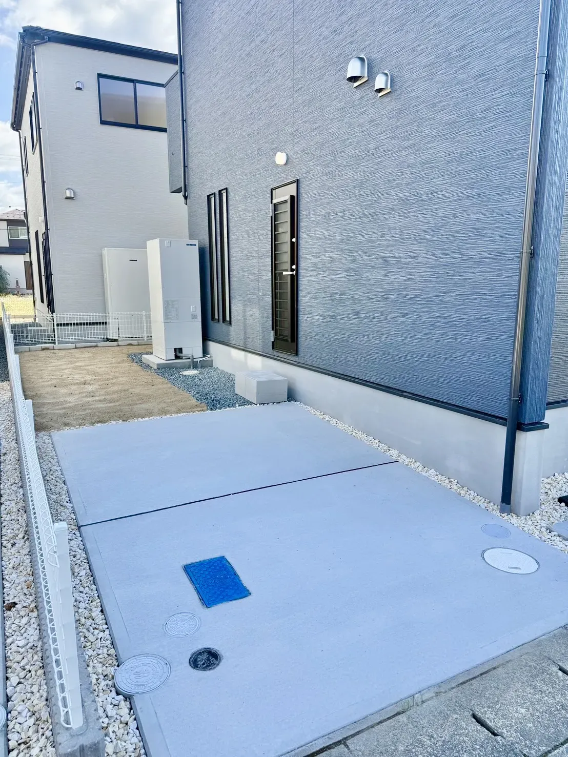 【①号棟】キッチンにつながる勝手口付きで、ゴミ出しが簡単に行えます!