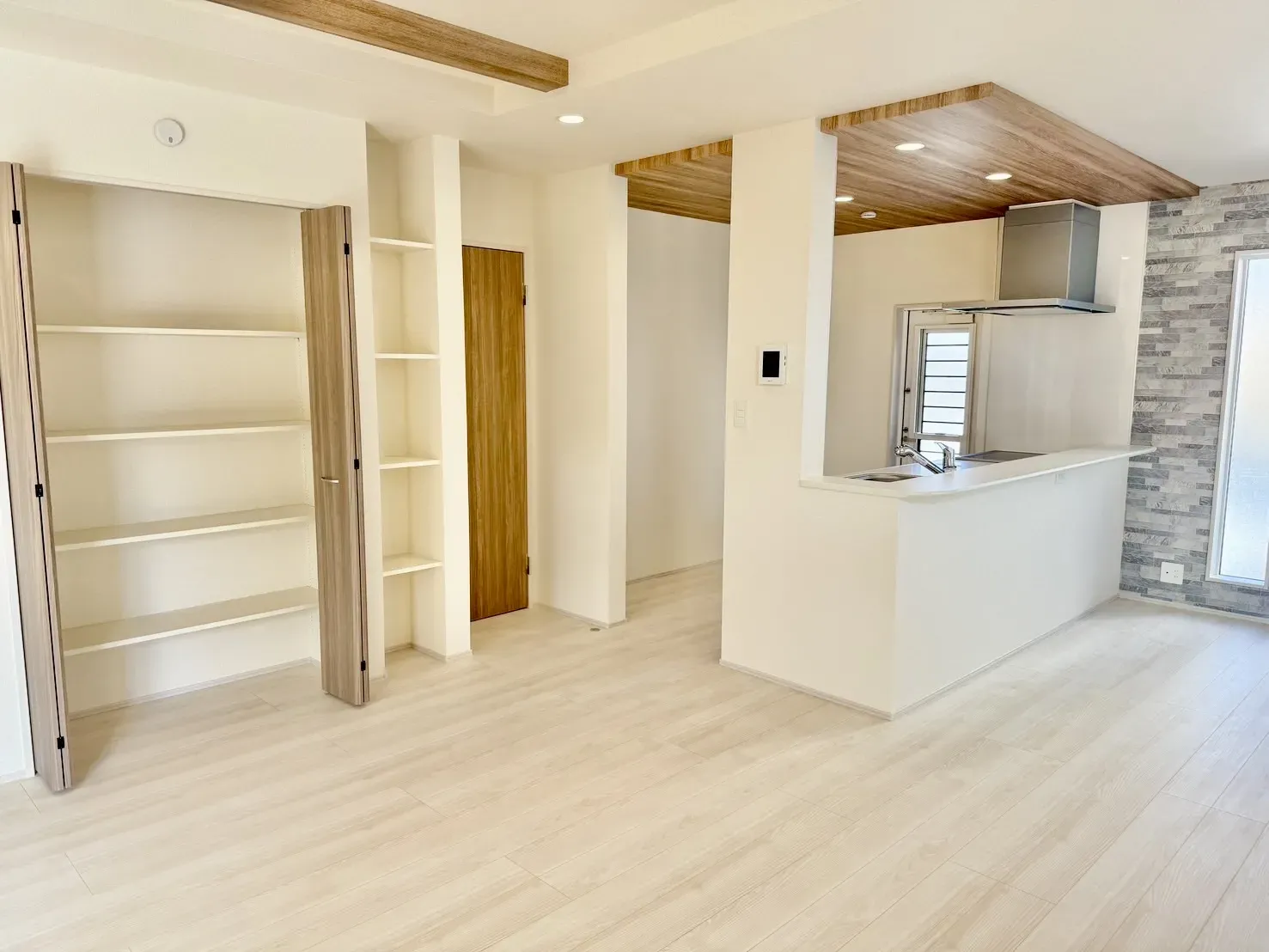 【LDK17.0帖】4段可動棚と4段固定棚付きで、日用品などの収納に便利です!