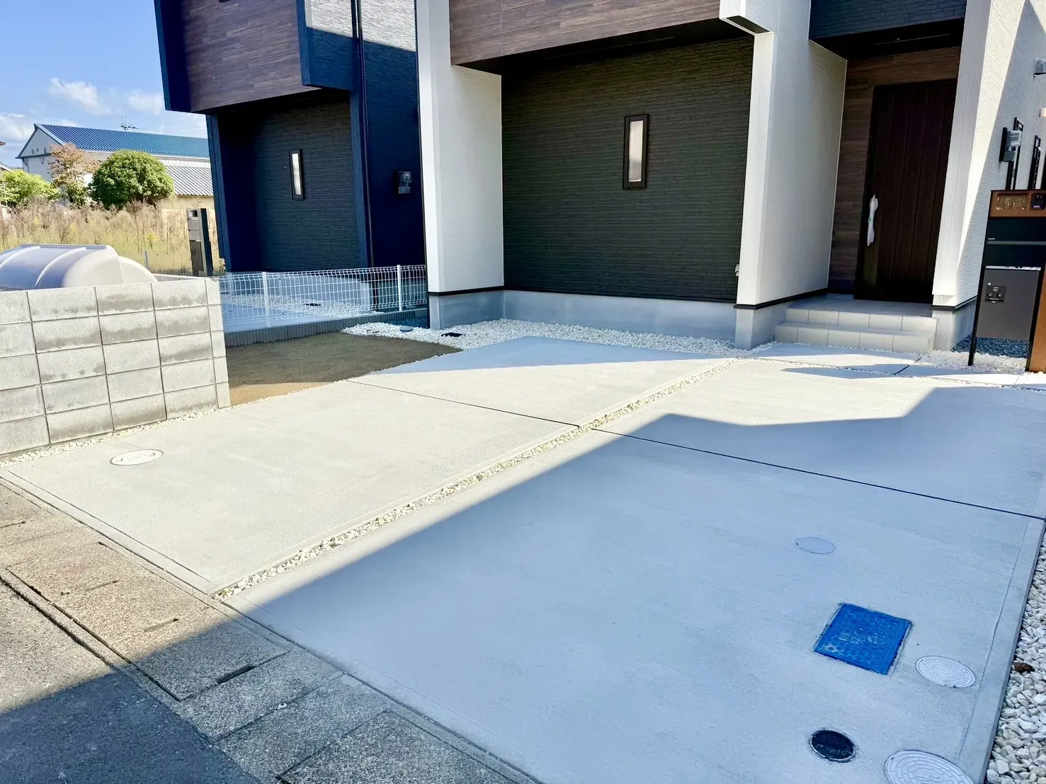 【現地外観】カースペース並列2台可能(※車種による)