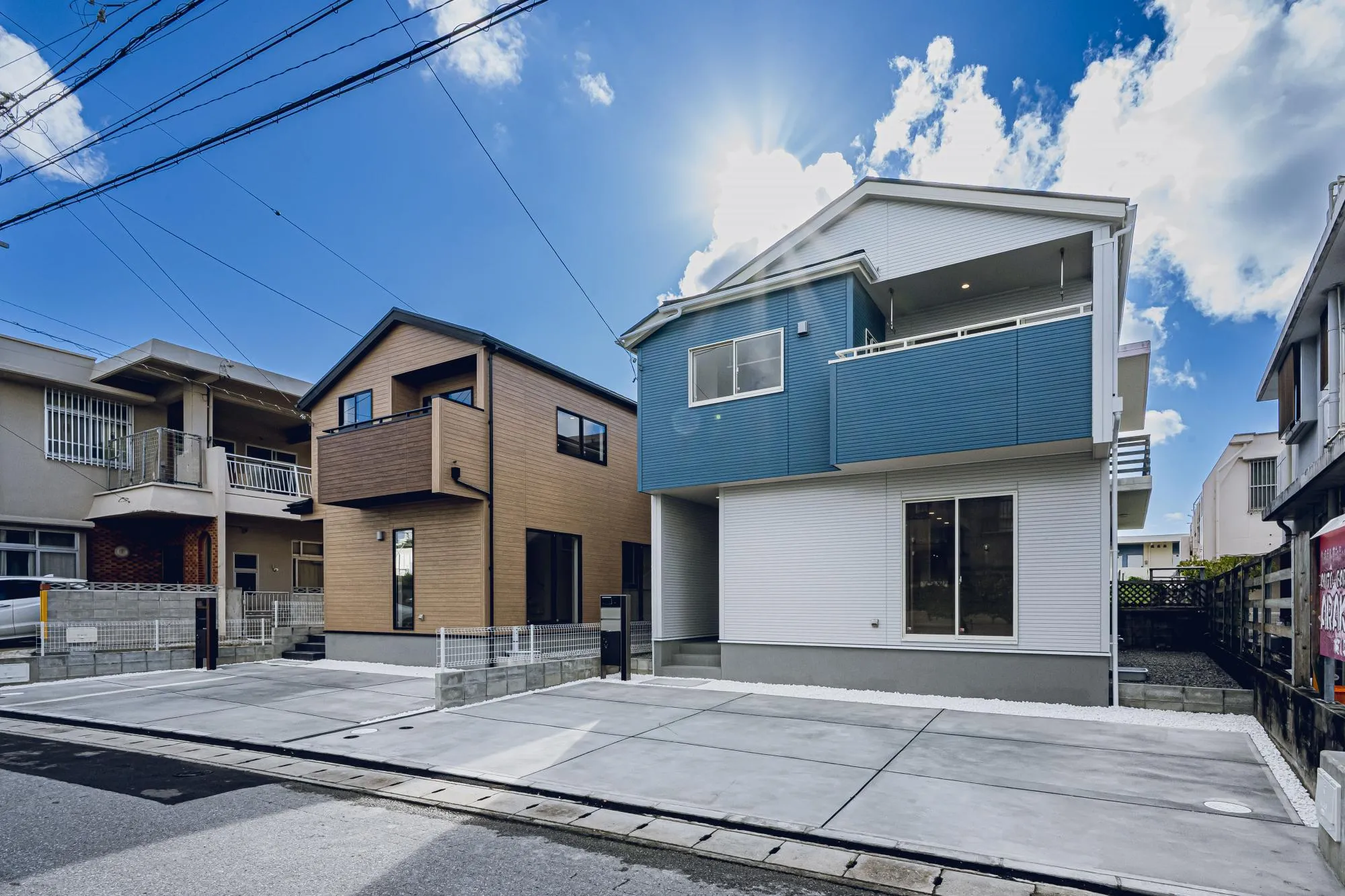 外観　　1号棟(茶色)、2号棟(白・青)