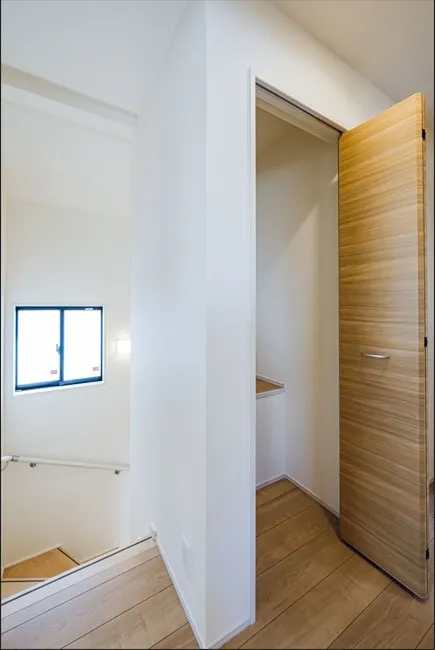 1号棟:2階に上がってすぐの廊下収納