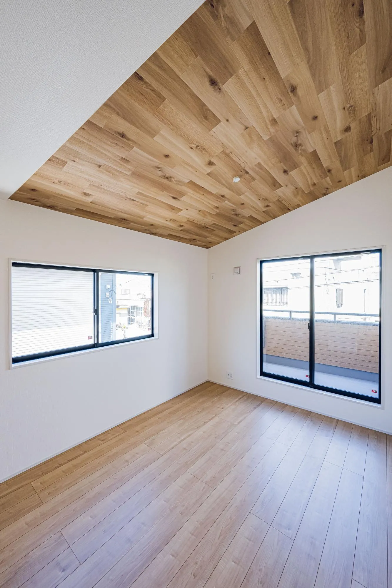 1号棟:洋室:6.37帖　勾配天井　　