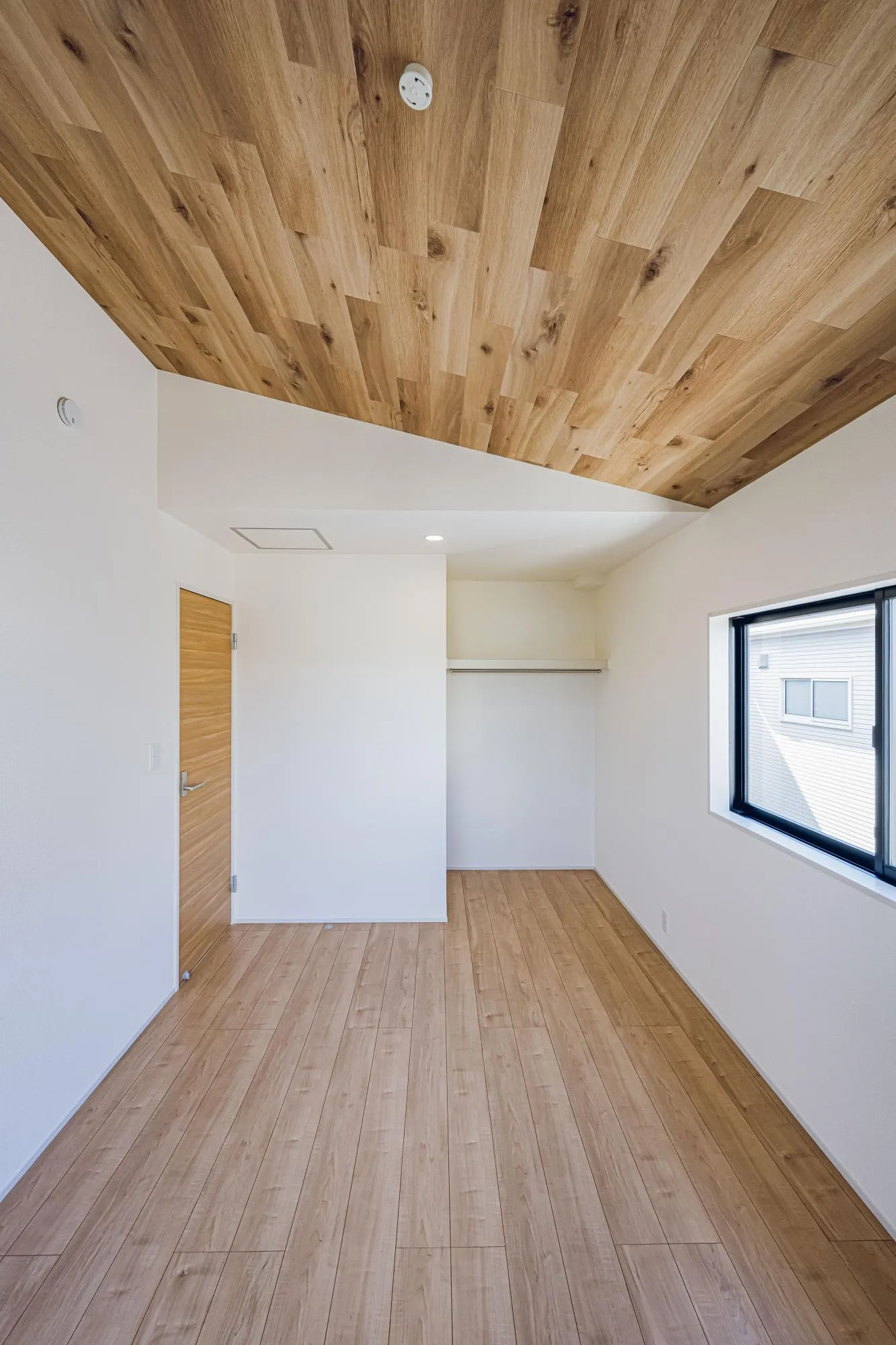 1号棟:洋室:6.37帖　勾配天井　　