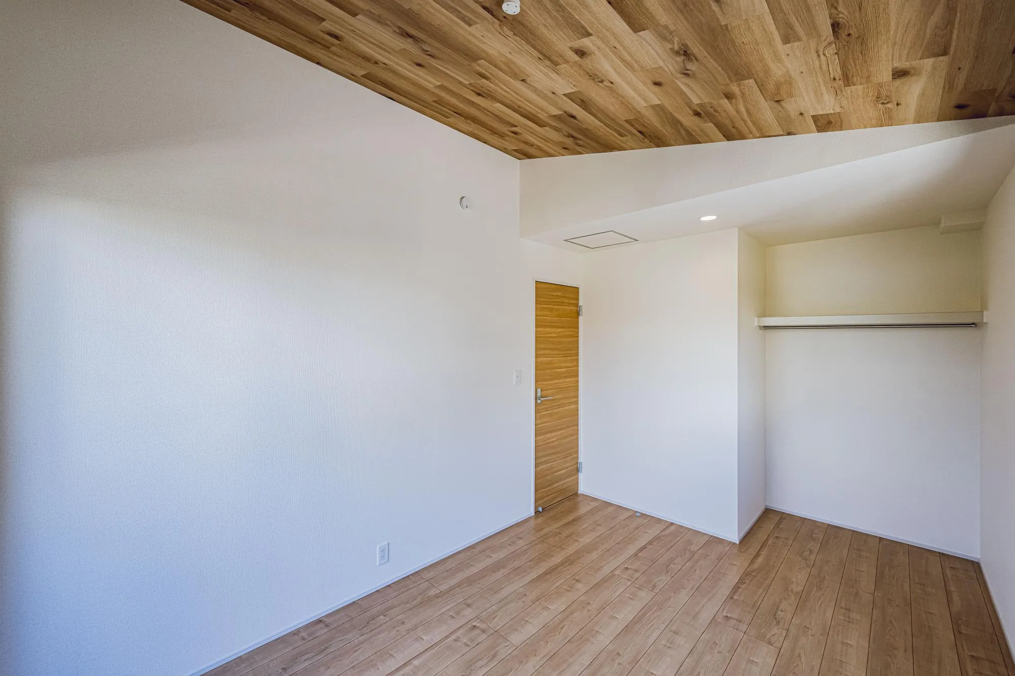 1号棟:洋室:6.37帖　勾配天井