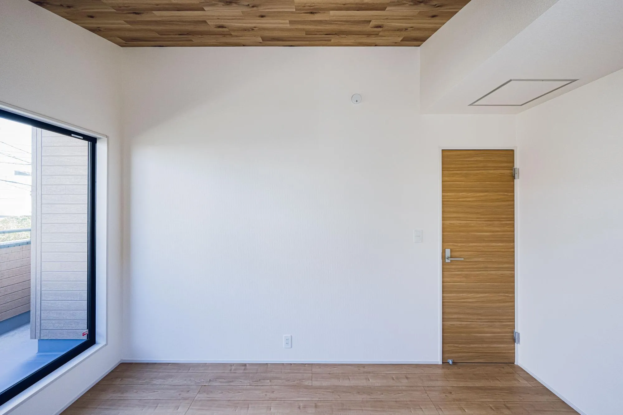 1号棟:洋室:6.37帖　勾配天井