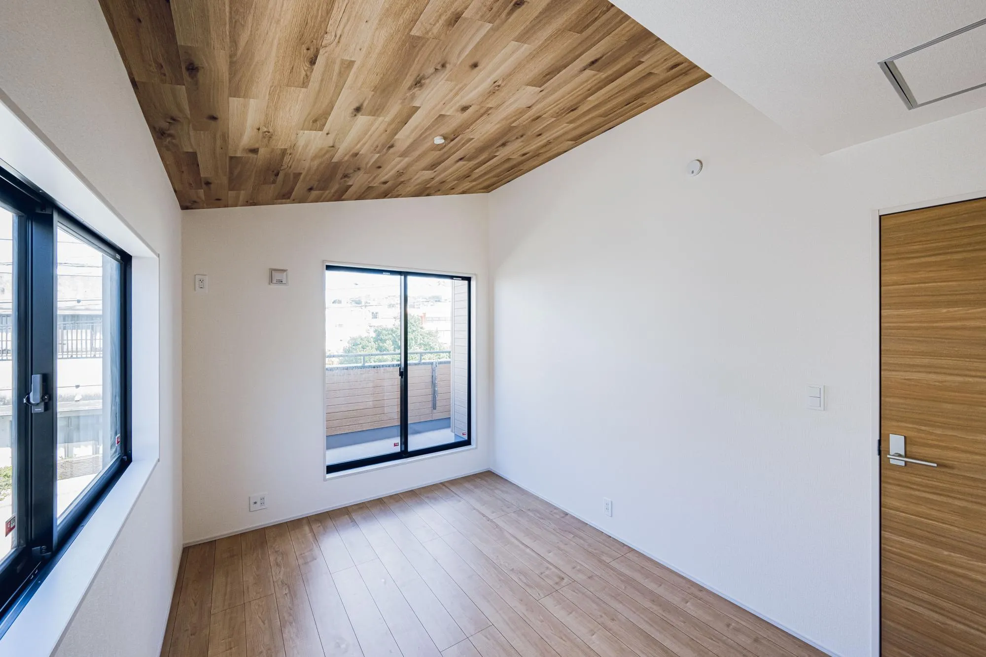 1号棟:洋室:6.37帖　勾配天井