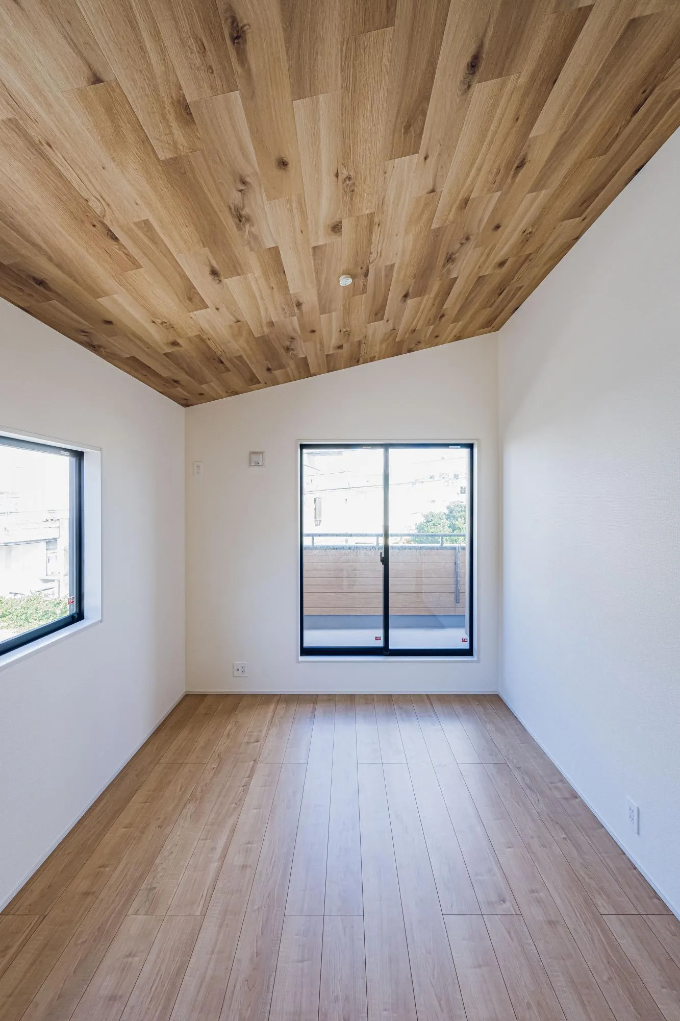 1号棟:洋室:6.37帖　勾配天井