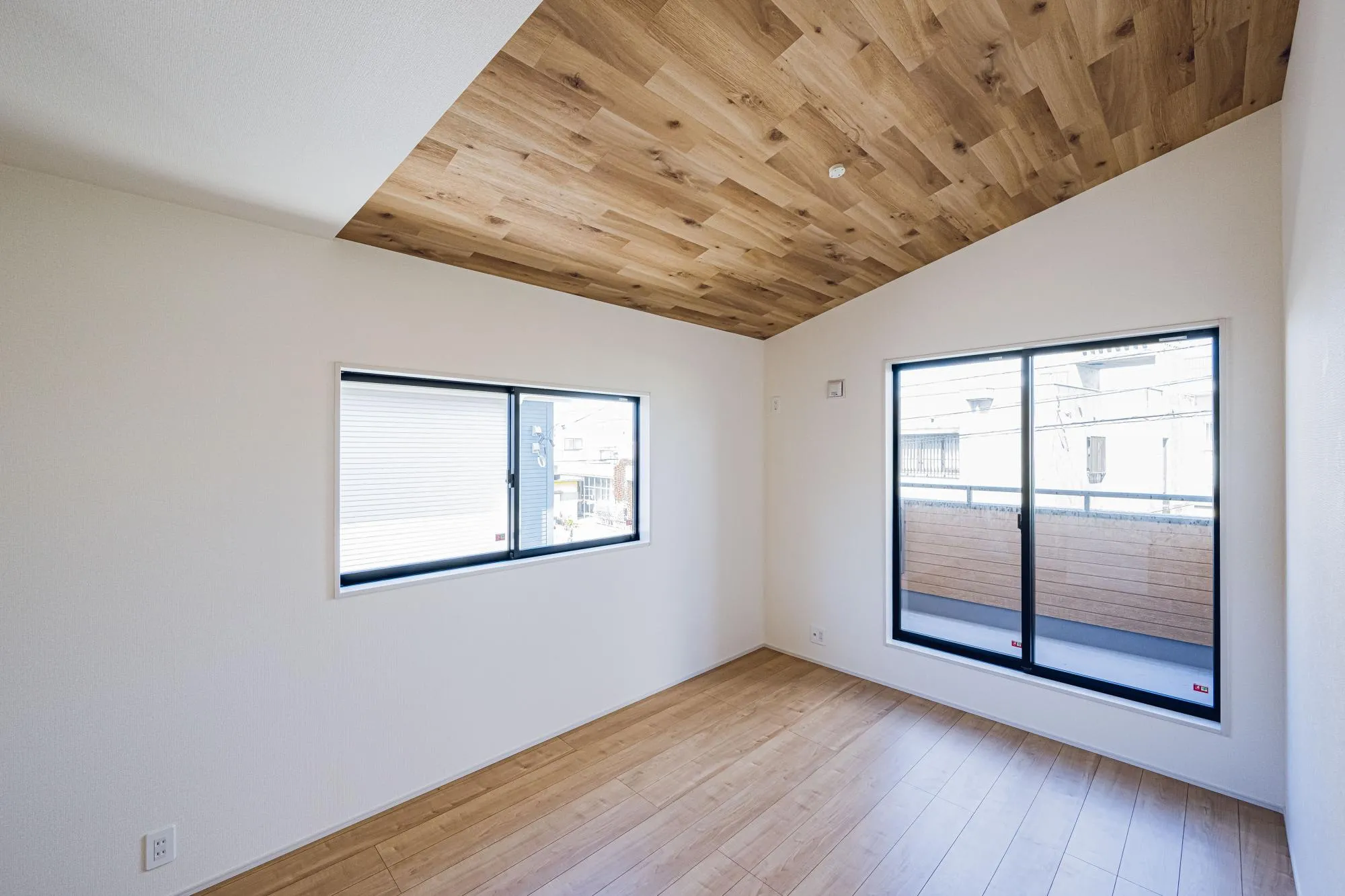 1号棟:洋室:6.37帖　勾配天井