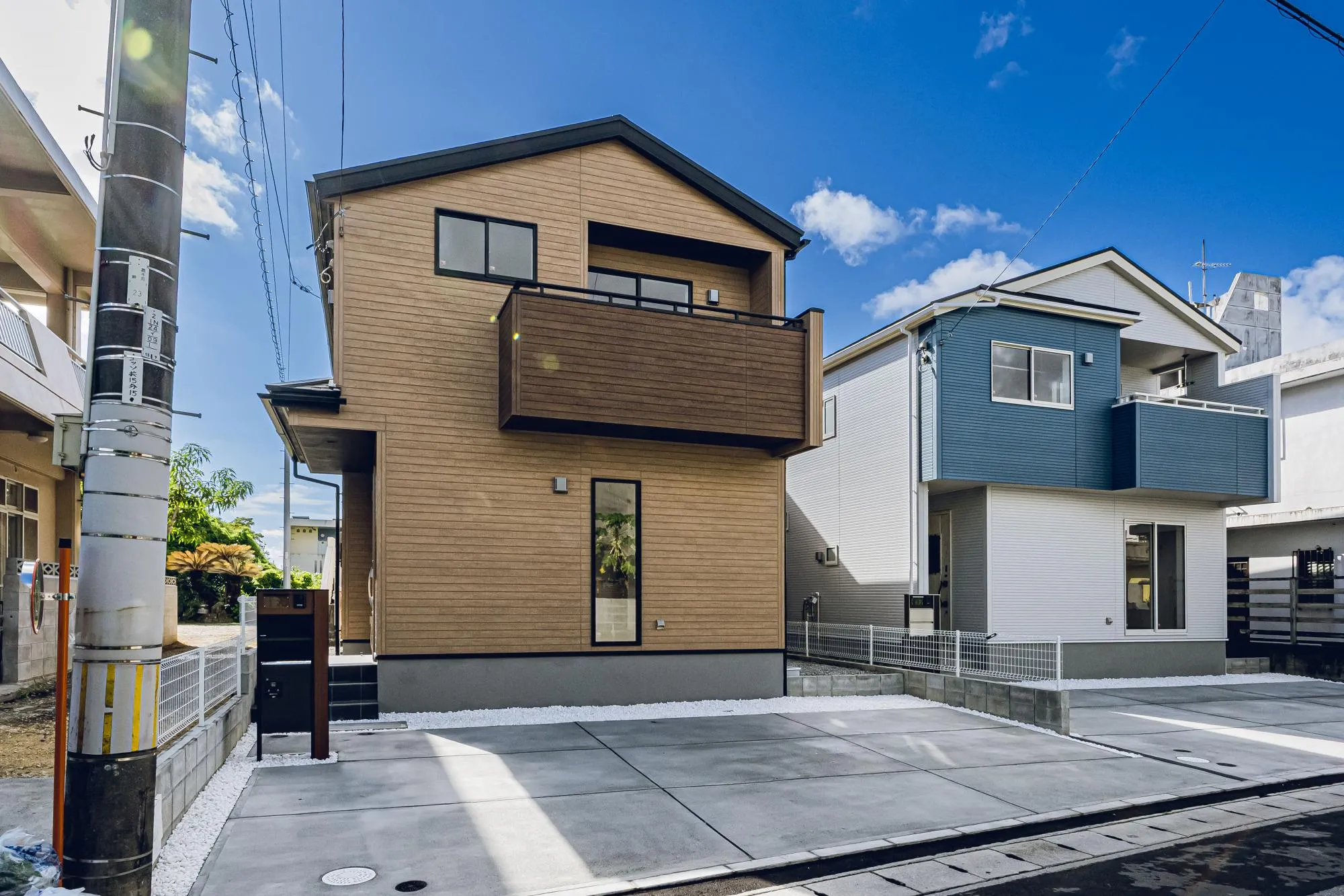 1号棟(茶・左)、2号棟(右)