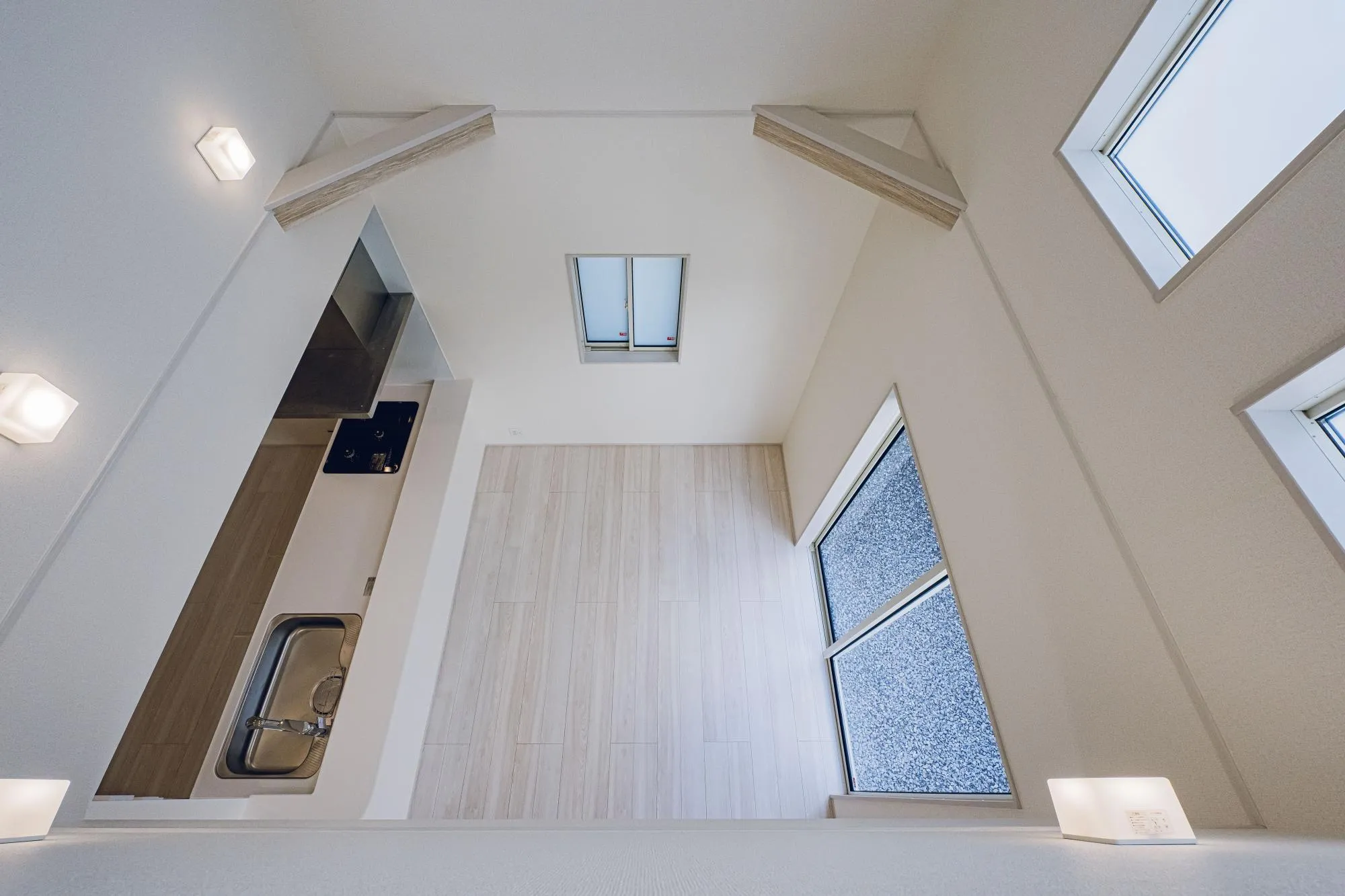 2号棟:洋室7.0帖の窓から吹き抜けをみおろしています。