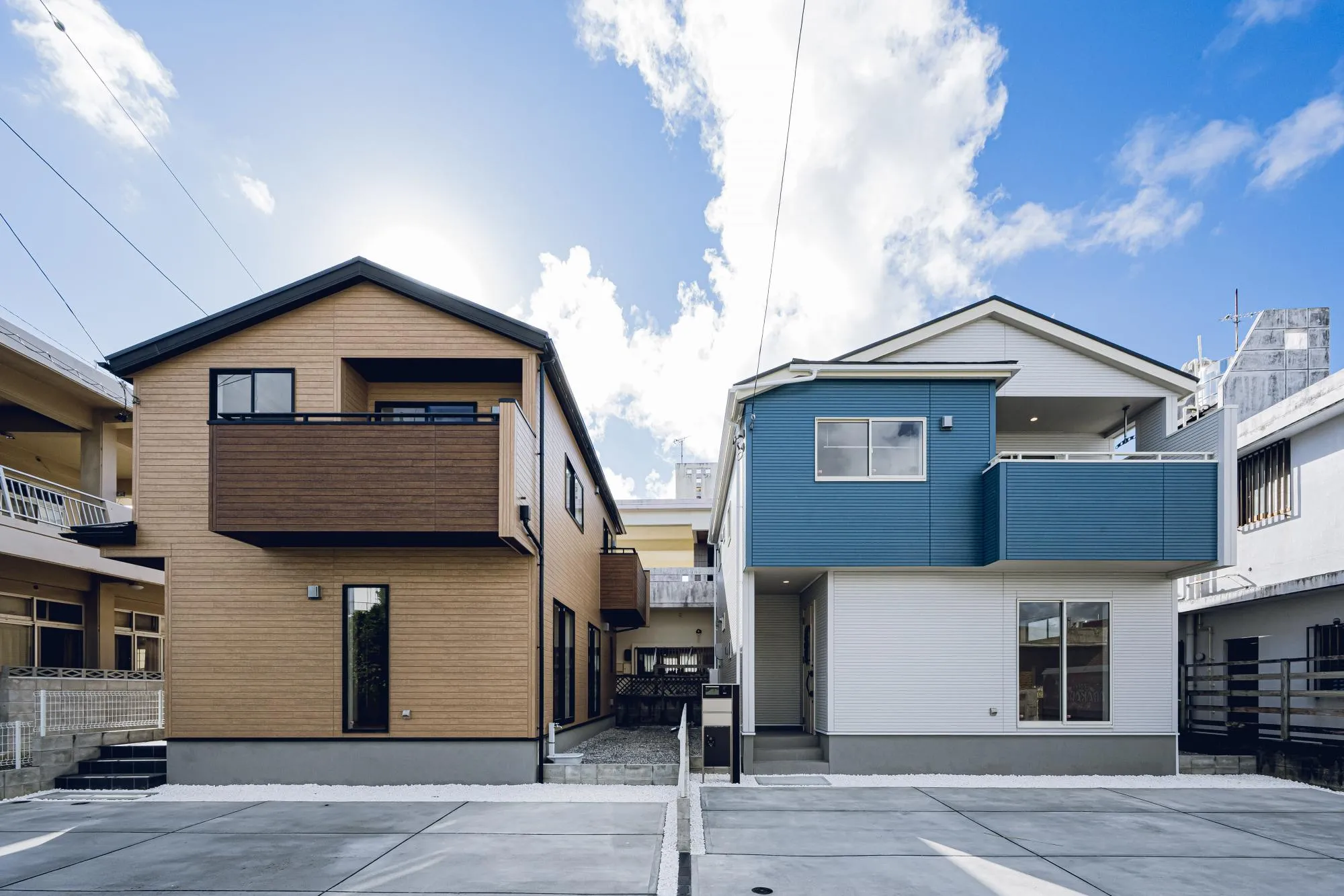 外観　　1号棟(茶色)、2号棟(白・青)