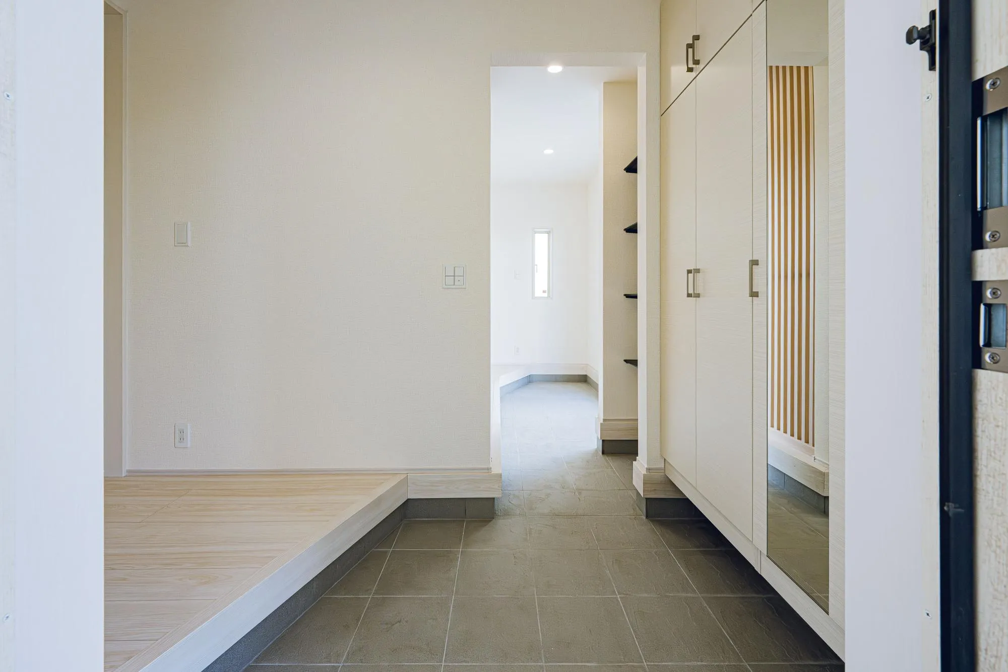 2号棟:玄関と通り土間　　