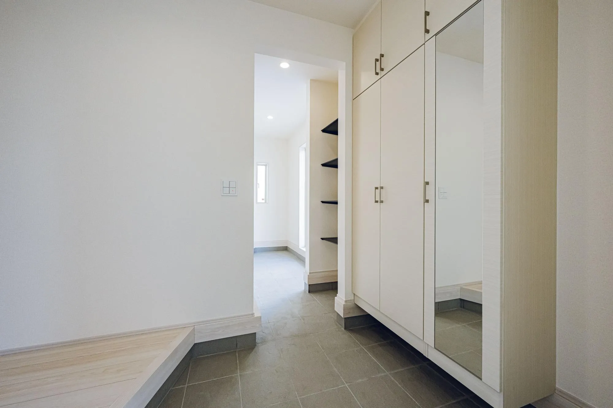 2号棟:玄関と通り土間