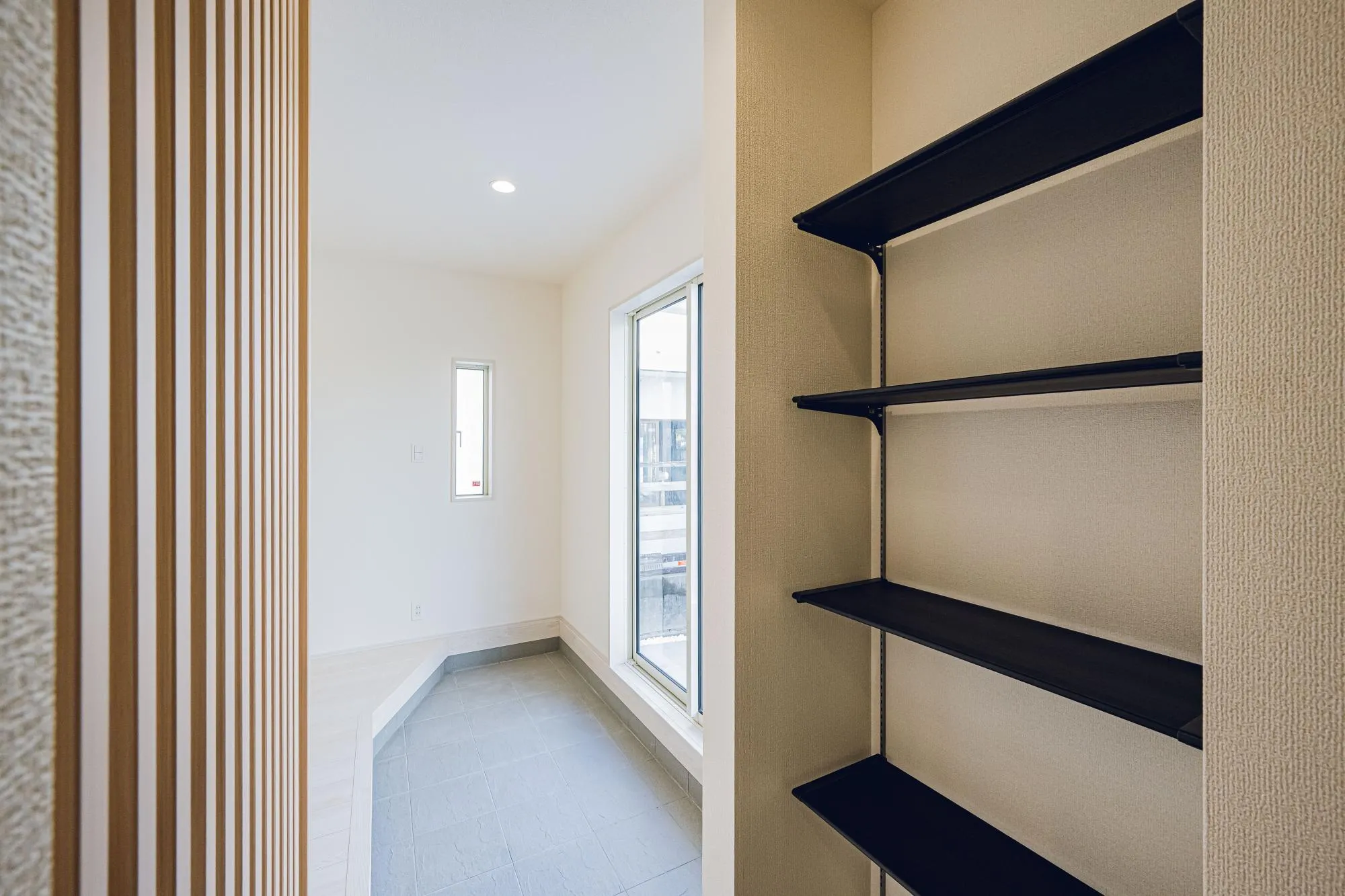 2号棟:玄関と通り土間　　