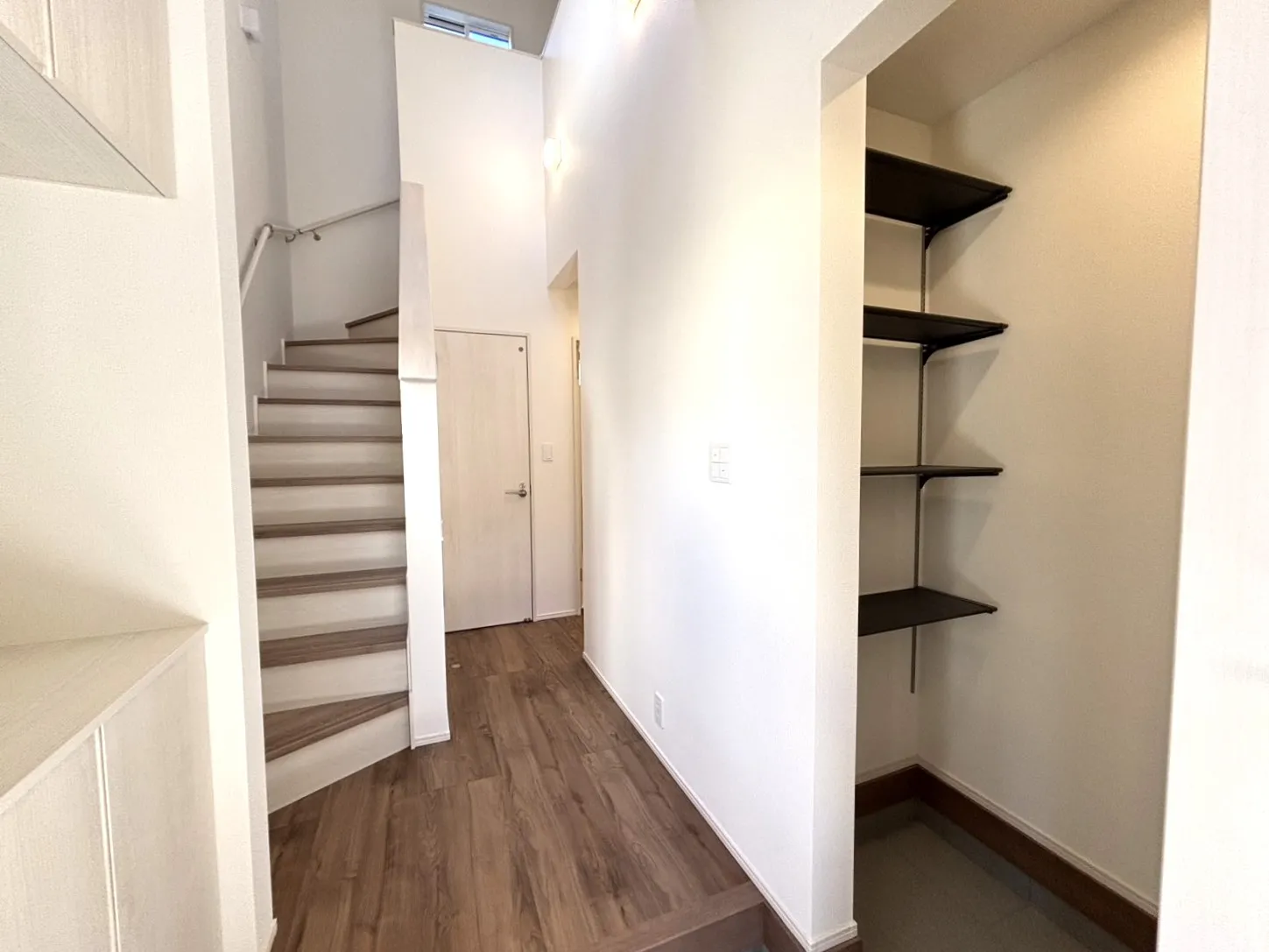 上部は開放感のある吹き抜け