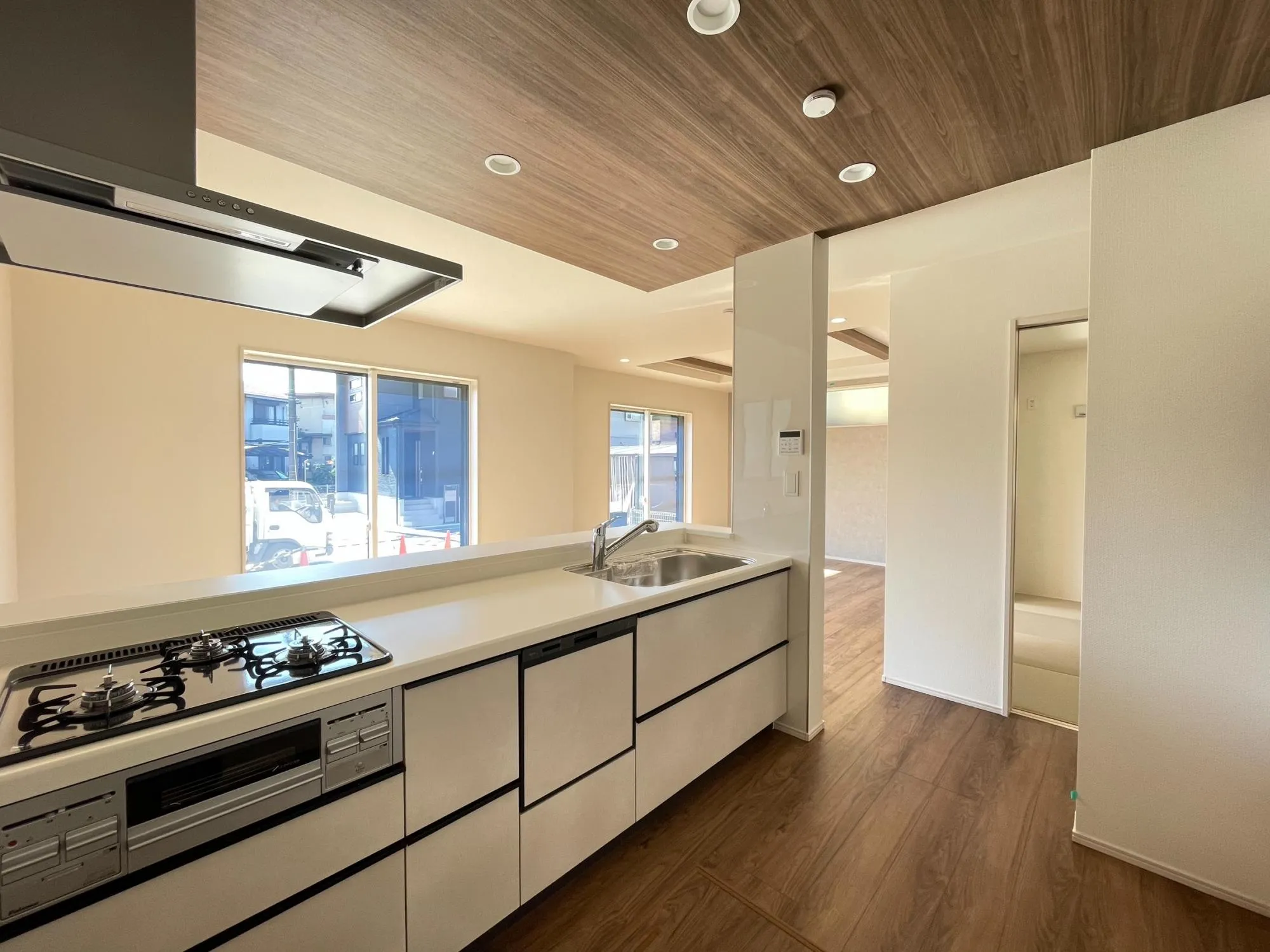 家族の様子が見守れるフルオープンキッチン