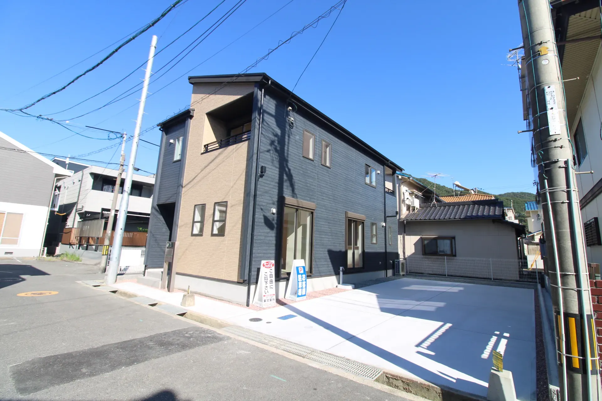 前面道路から見た外観