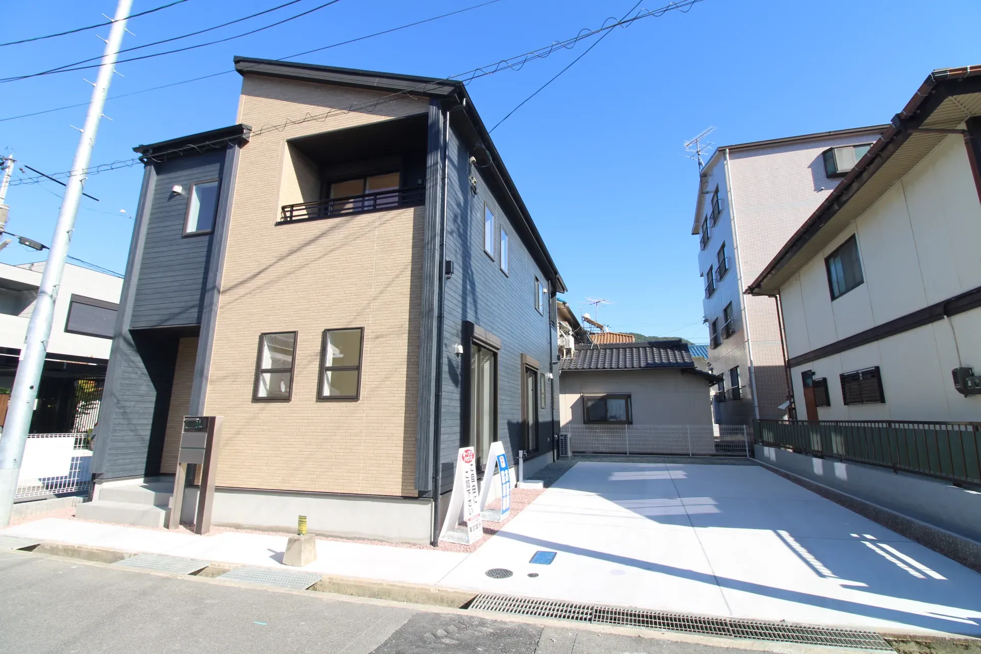 前面道路から見た外観