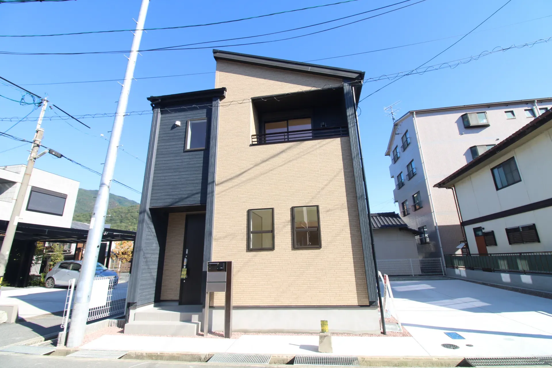 前面道路から見た外観