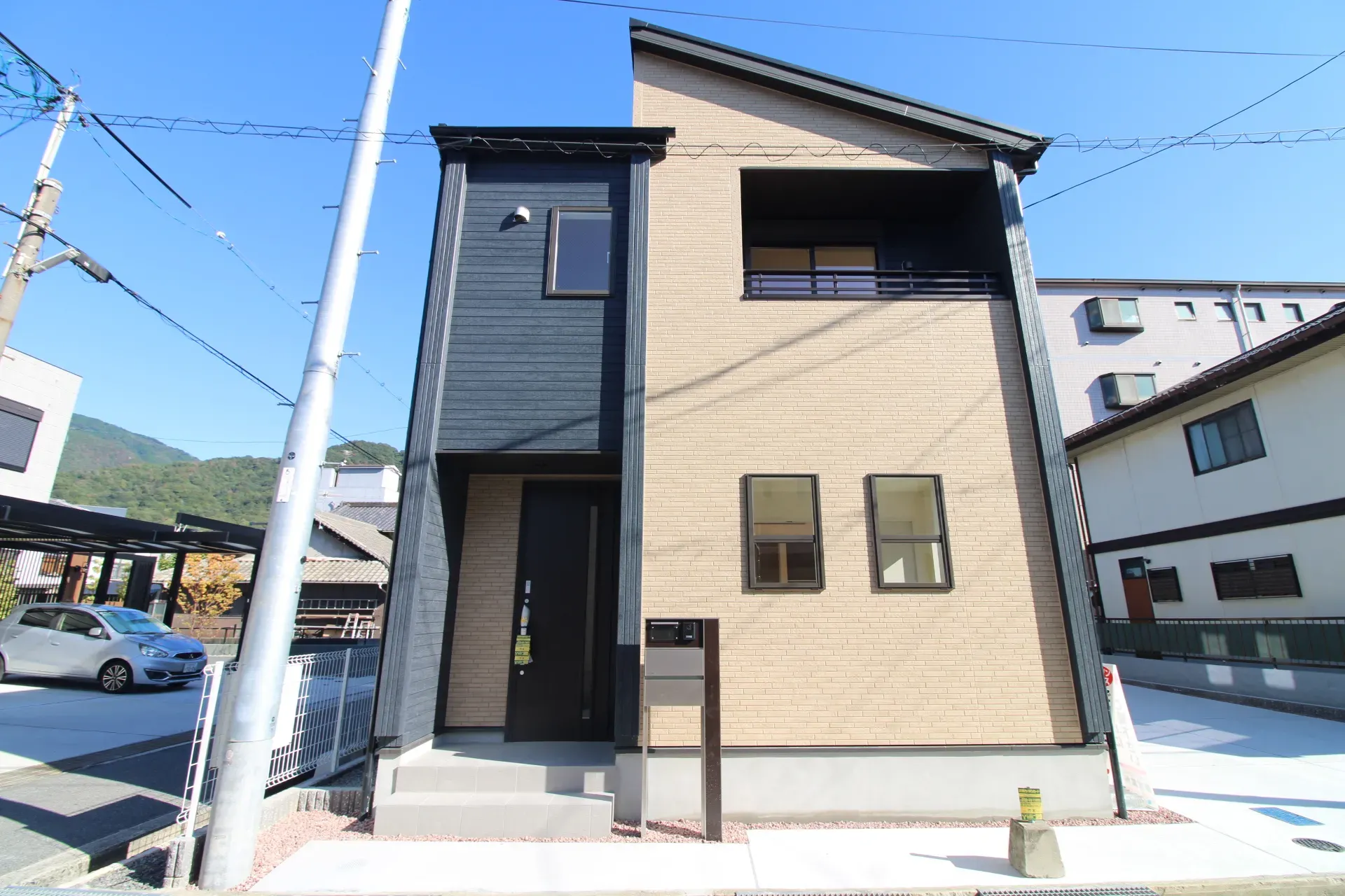 前面道路から見た外観