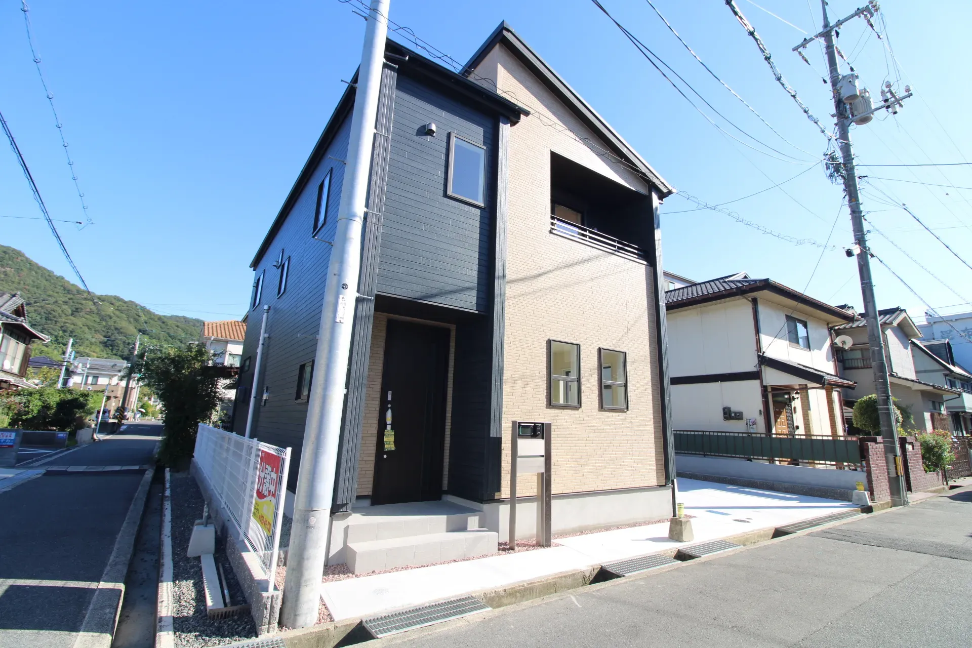 前面道路から見た外観